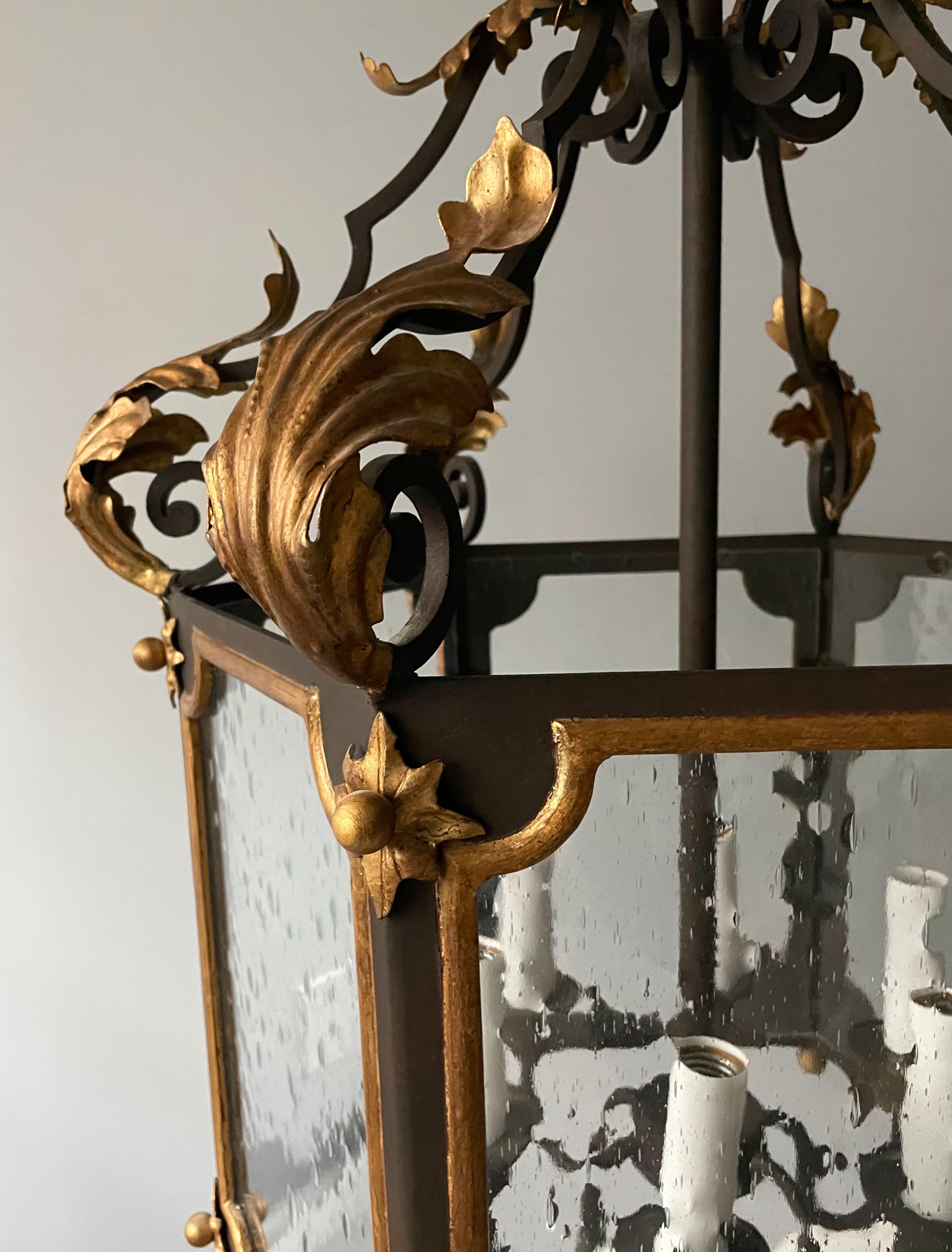 French-Style Painted And Parcel-Gilt Iron Lantern In Good Condition For Sale In Los Angeles, CA