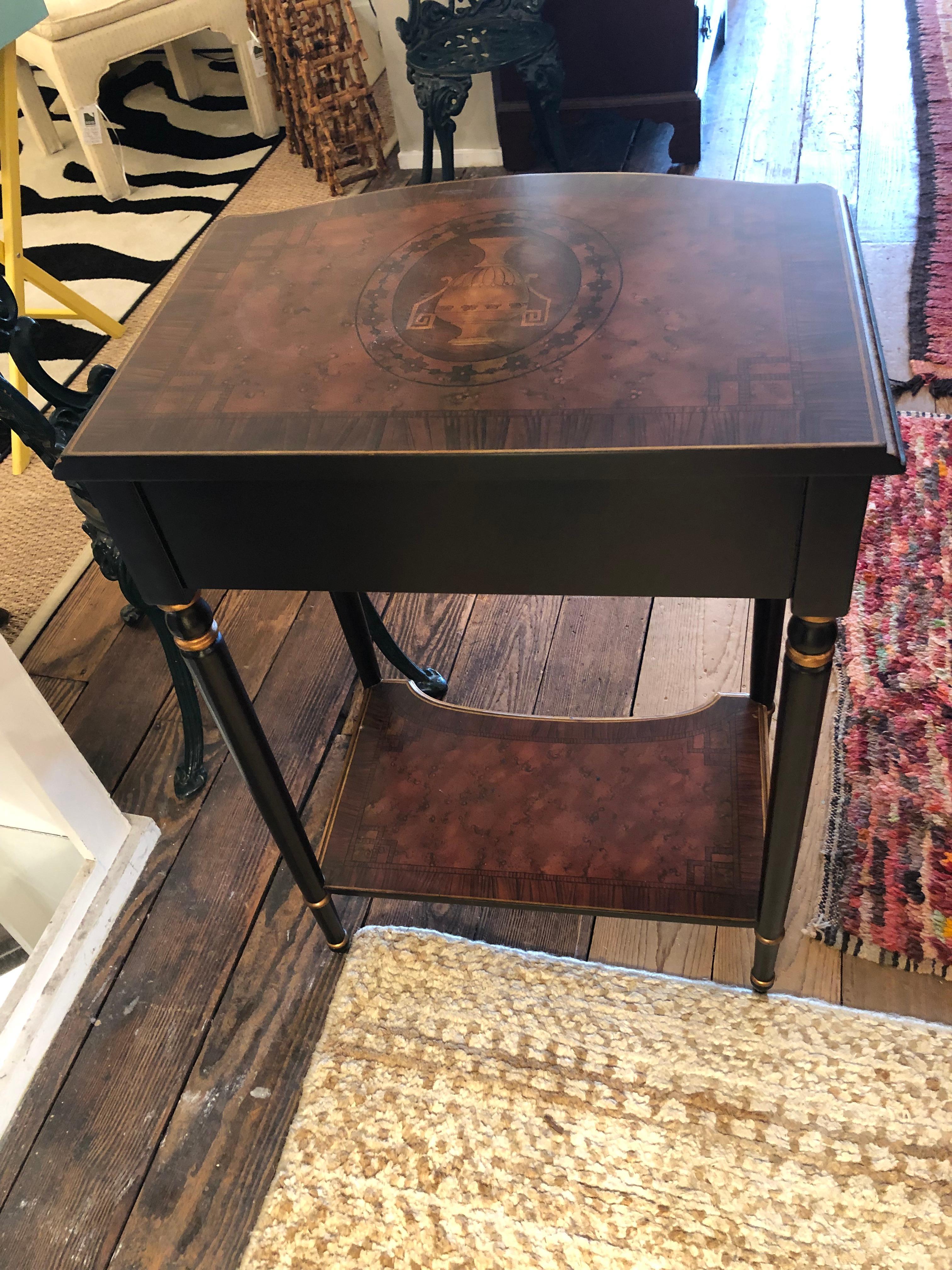 Bois Table d'appoint en bois peint de style français avec décoration en forme d'urne en vente