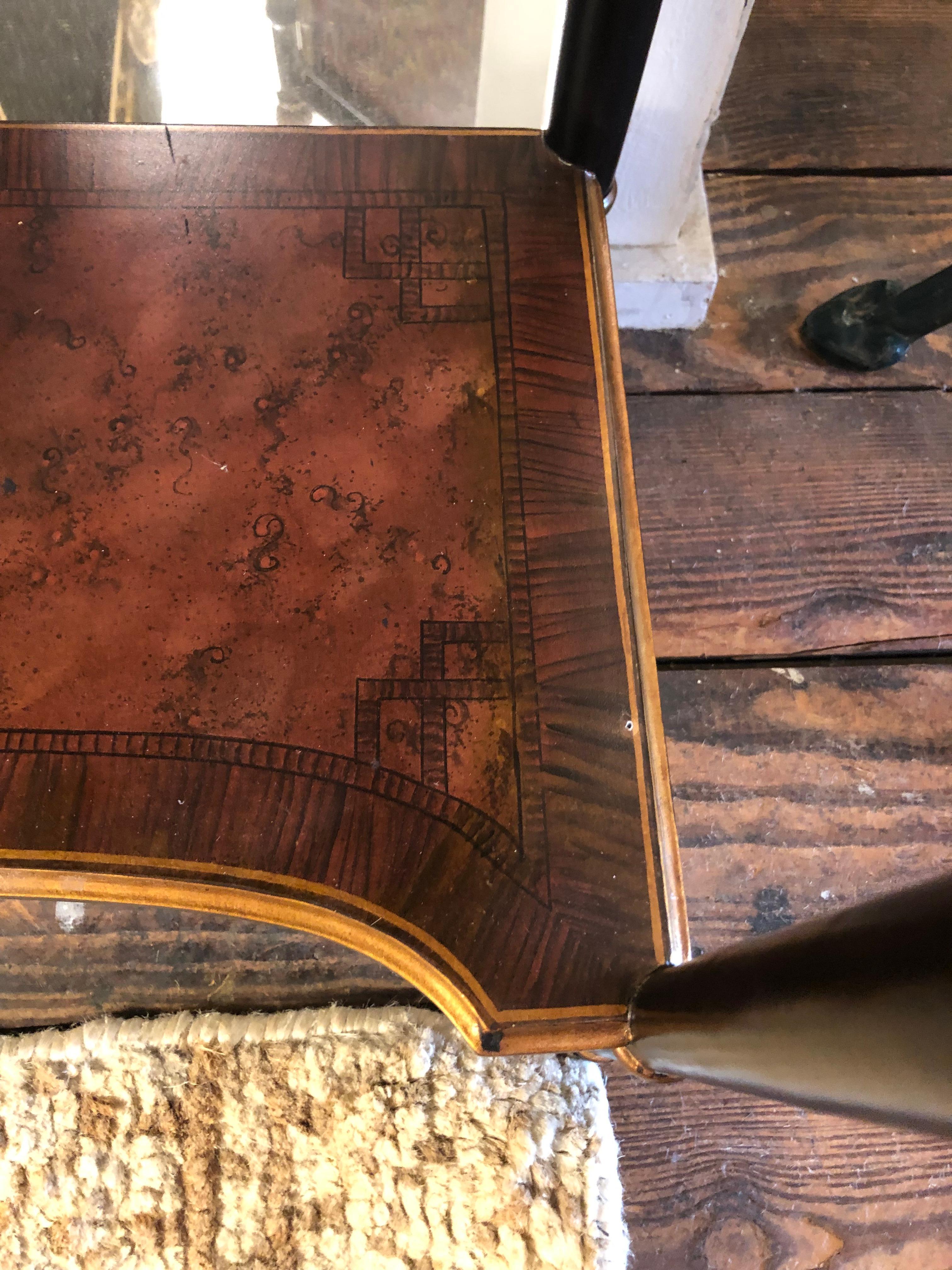 Table d'appoint en bois peint de style français avec décoration en forme d'urne en vente 1