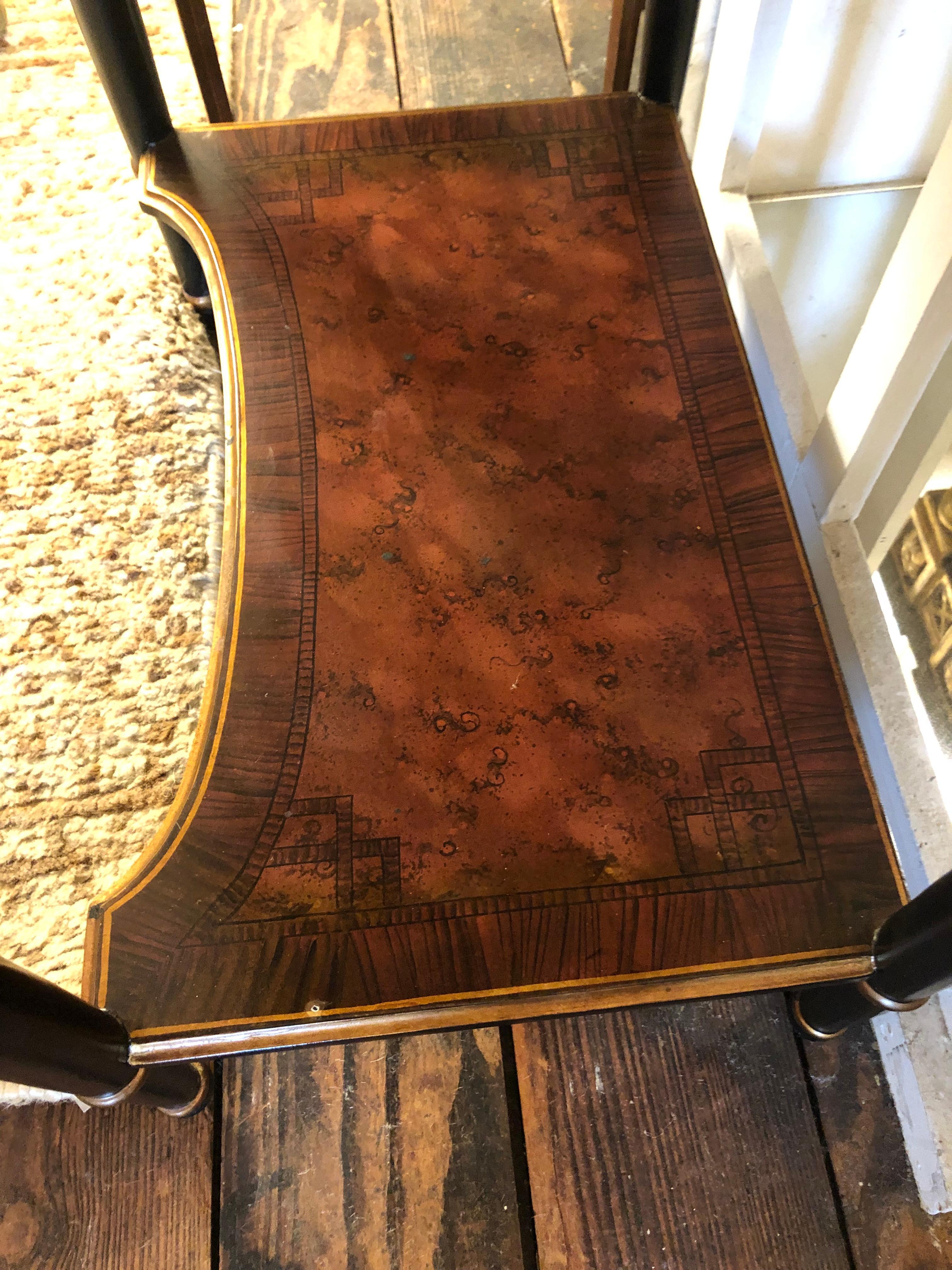 Table d'appoint en bois peint de style français avec décoration en forme d'urne en vente 2