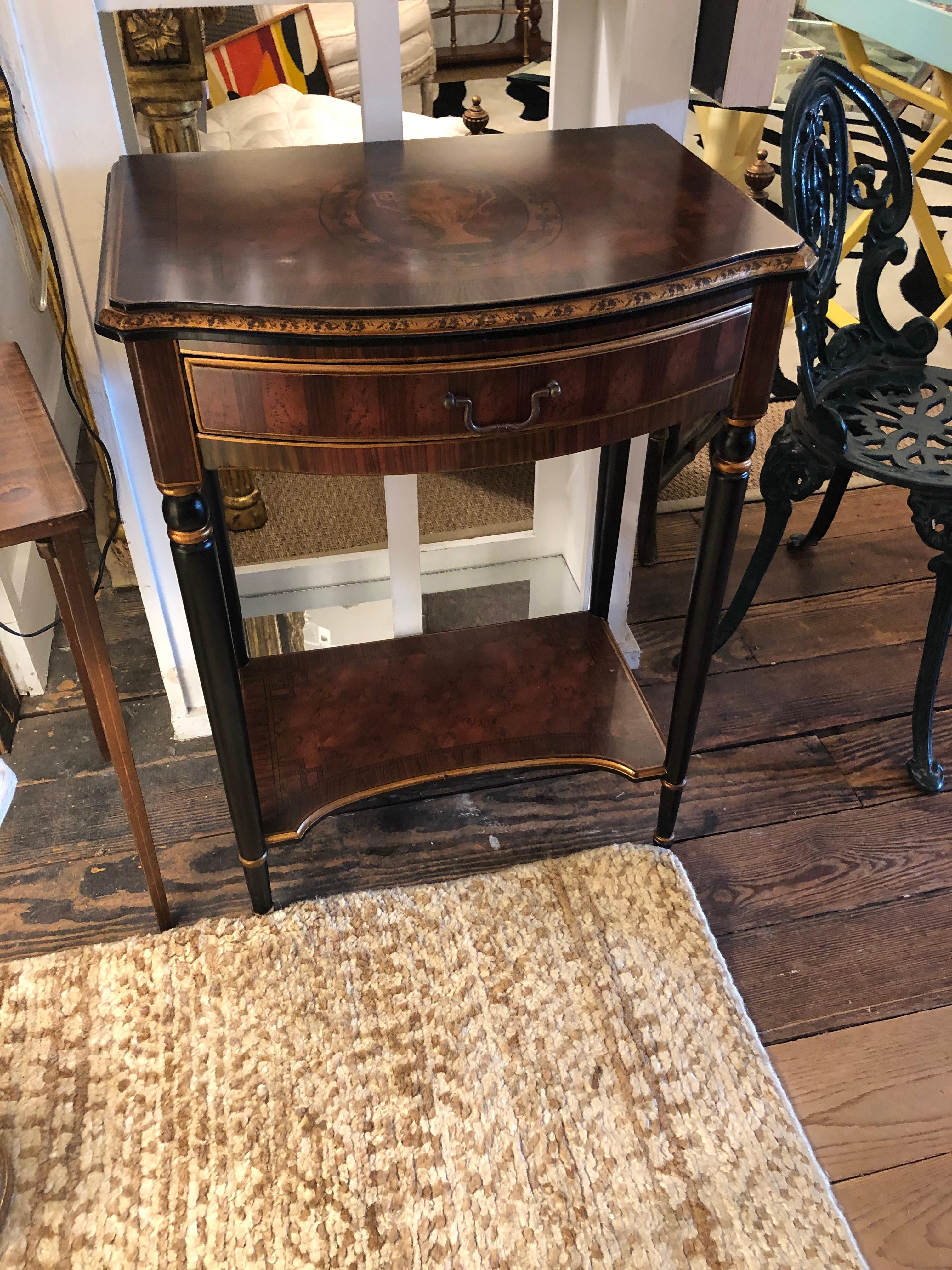Table d'appoint en bois peint de style français avec décoration en forme d'urne en vente 3