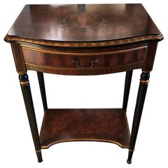 Mesa Auxiliar de Madera Pintada Estilo Francés con Decoración de Urna
