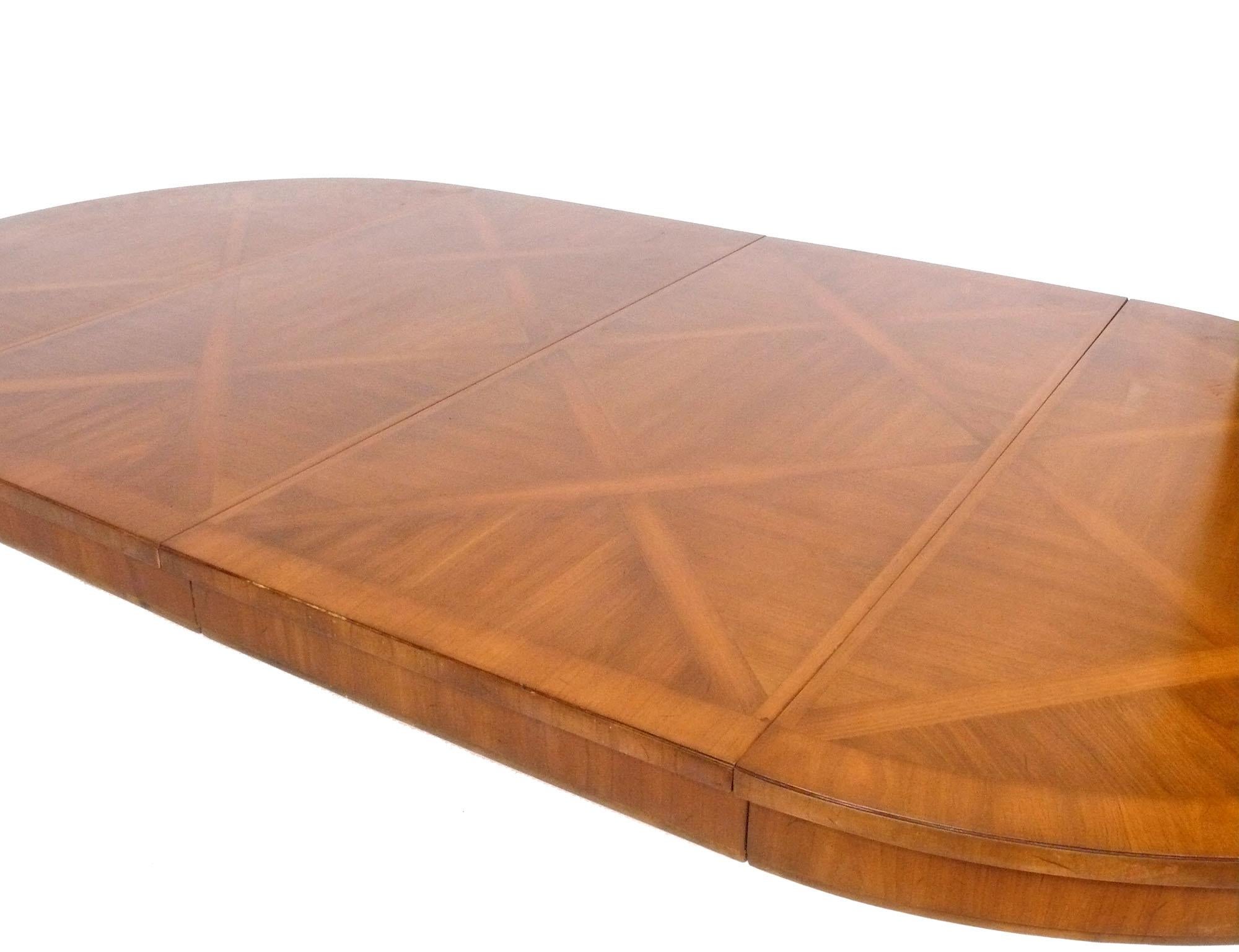 Mesa de comedor o de juego de parquet de estilo francés Asientos para 4-8 personas o más Estadounidense en venta