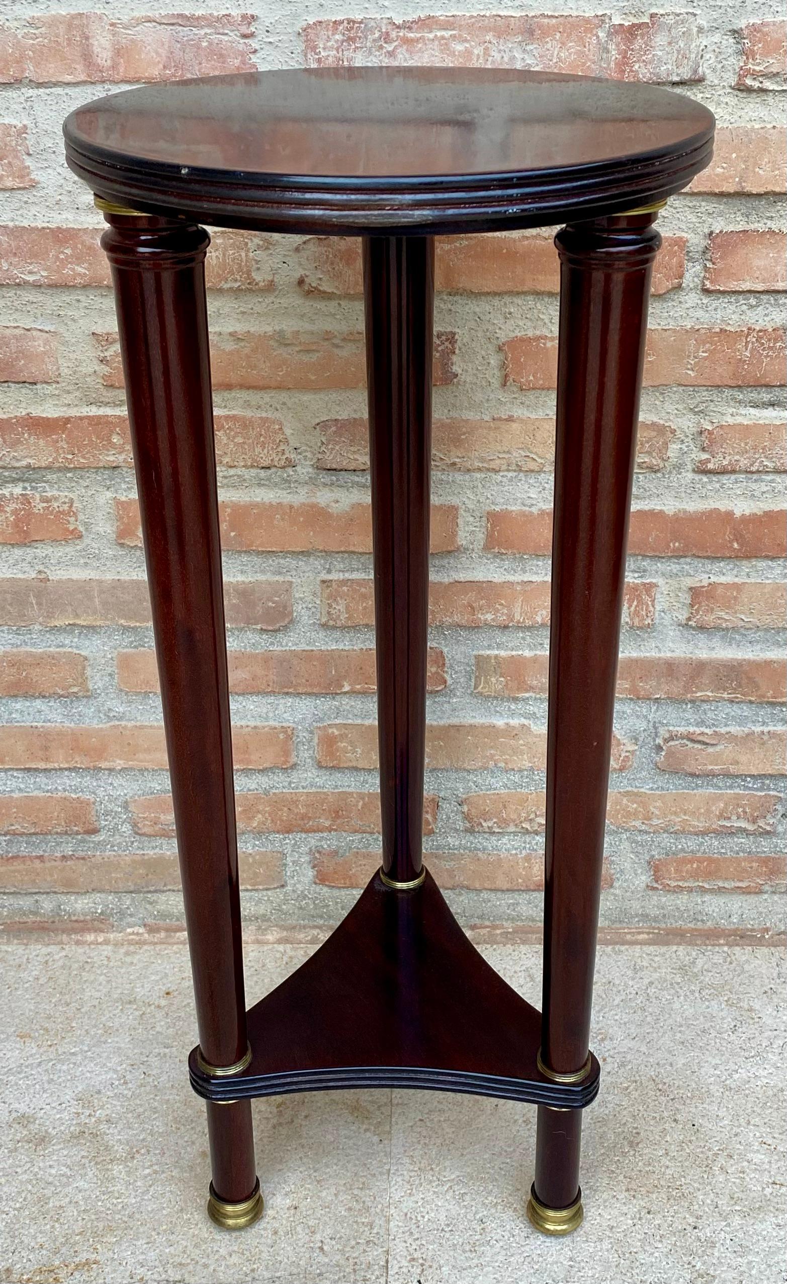 Tavolo con piedistallo rotondo in Wood in stile francese o portapiante, anni '50 In condizioni buone in vendita a Miami, FL