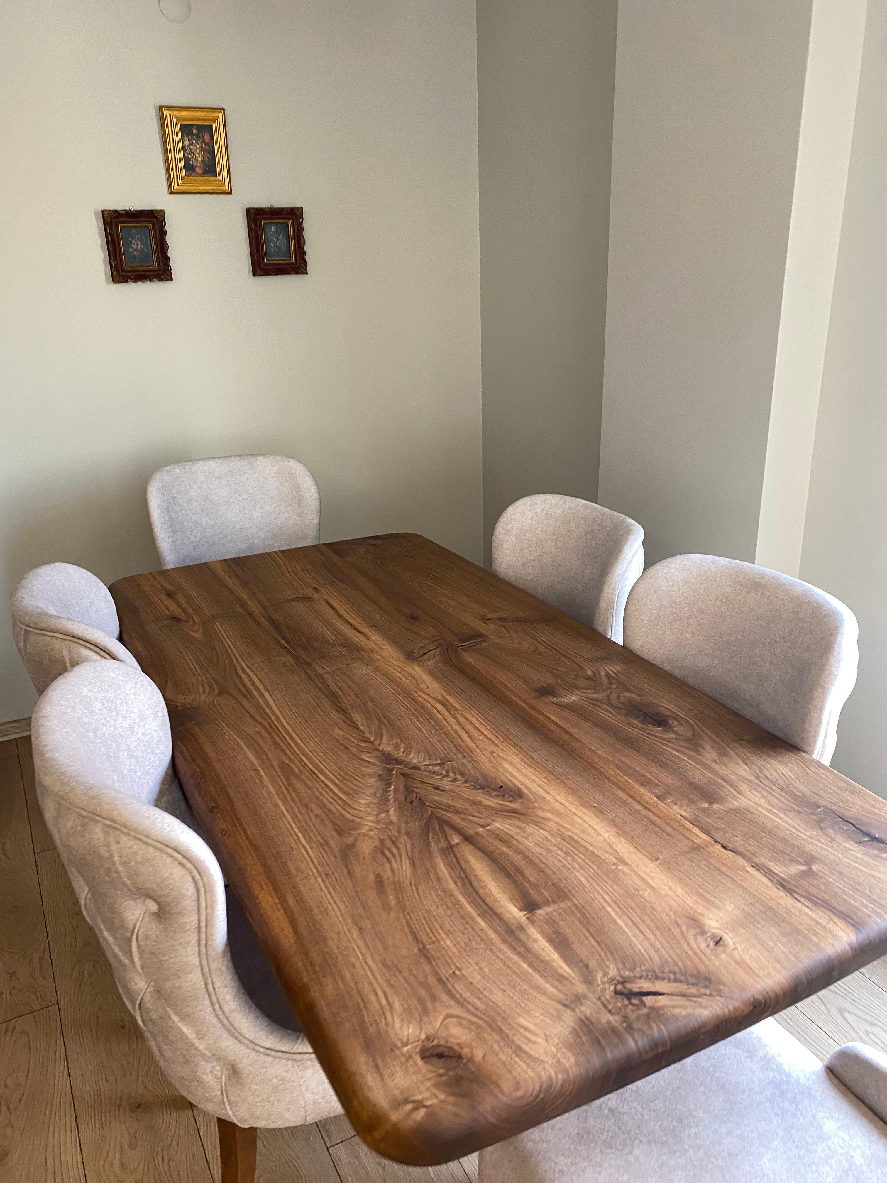 Esstisch aus Nussbaumholz mit abgerundeten Kanten im französischen Stil – Wohnzimmertisch aus Holz im Angebot 2