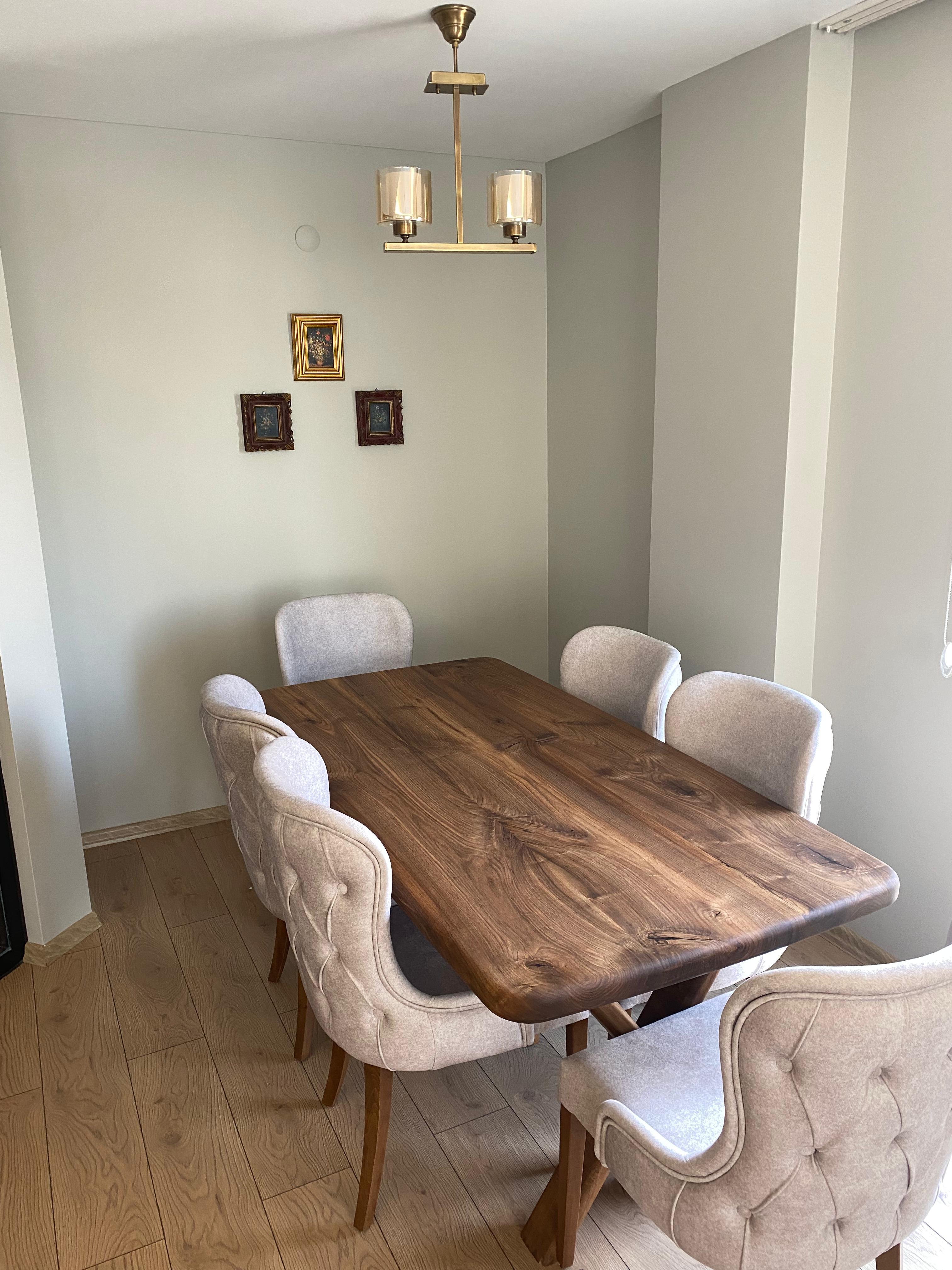 Esstisch aus Nussbaumholz mit abgerundeten Kanten im französischen Stil – Wohnzimmertisch aus Holz im Angebot 3