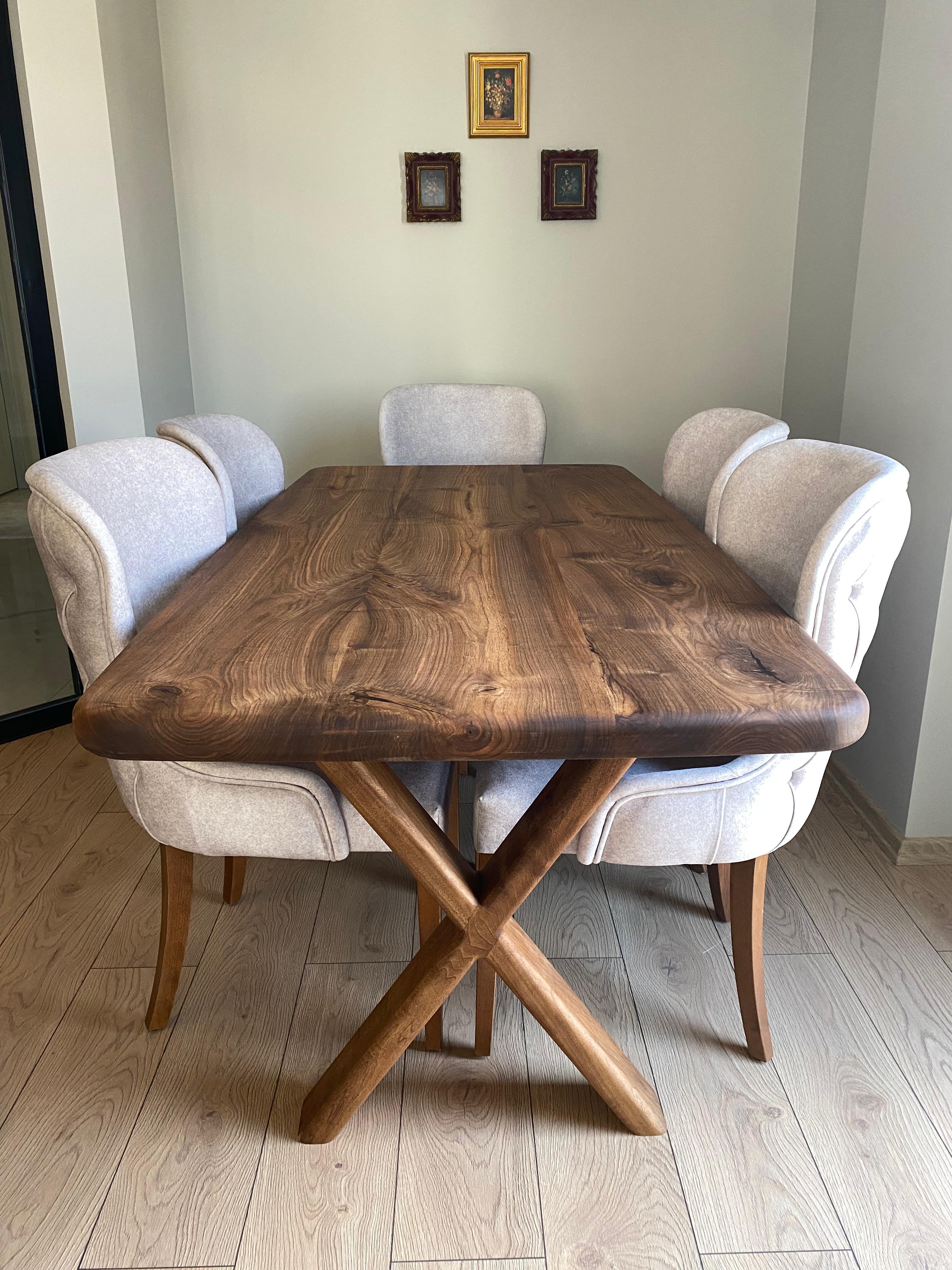 Esstisch aus Nussbaumholz mit abgerundeten Kanten im französischen Stil – Wohnzimmertisch aus Holz im Angebot 4