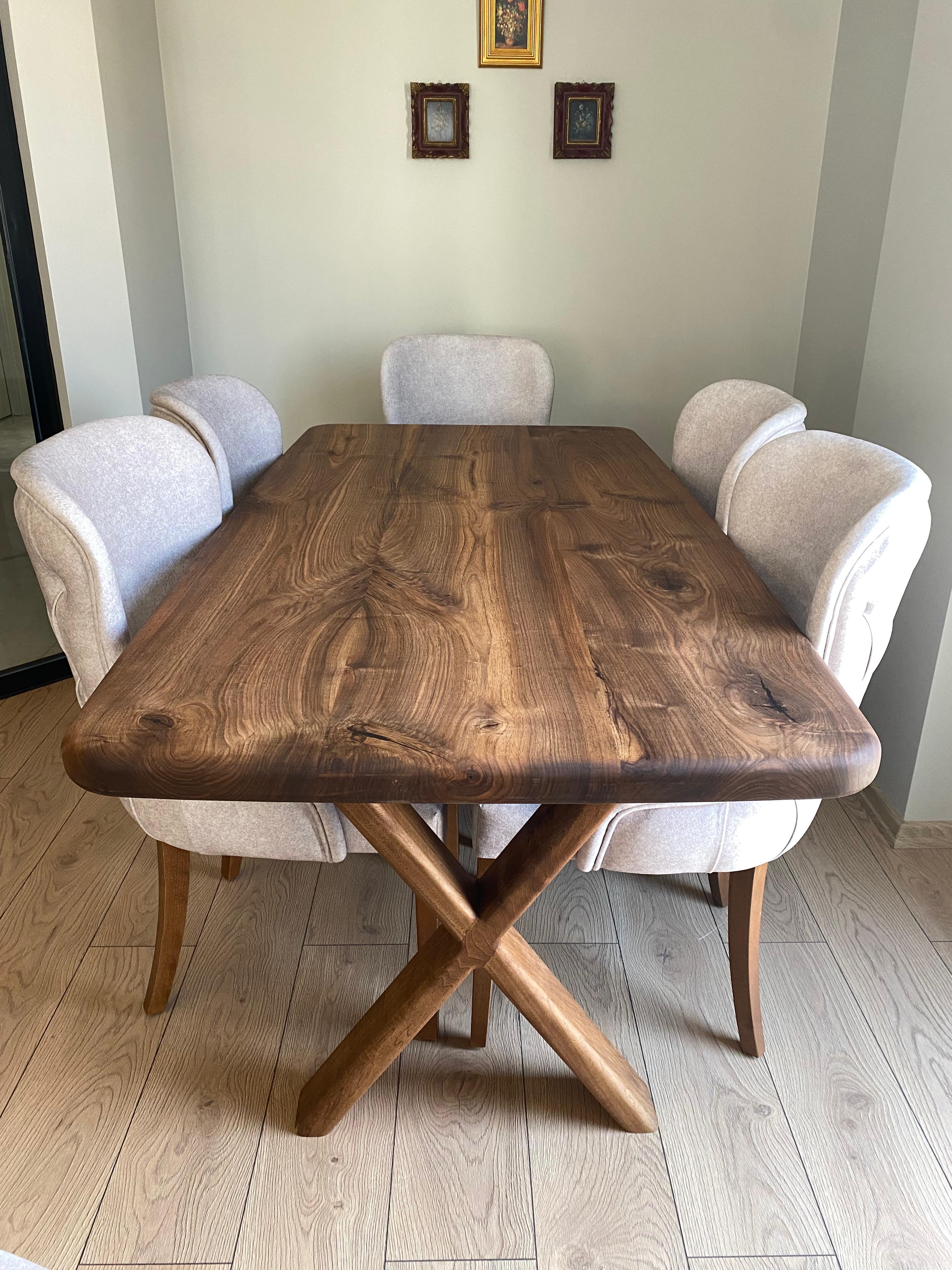 Esstisch aus Schwarznussholz

Unser Tisch aus Walnussholz, ein Symbol für natürliche Eleganz und zeitloses Design, ist die ideale Wahl für Wohn- und Geschäftsräume. Mit seinen satten Brauntönen und einzigartigen Maserungen bringt Walnussholz Wärme