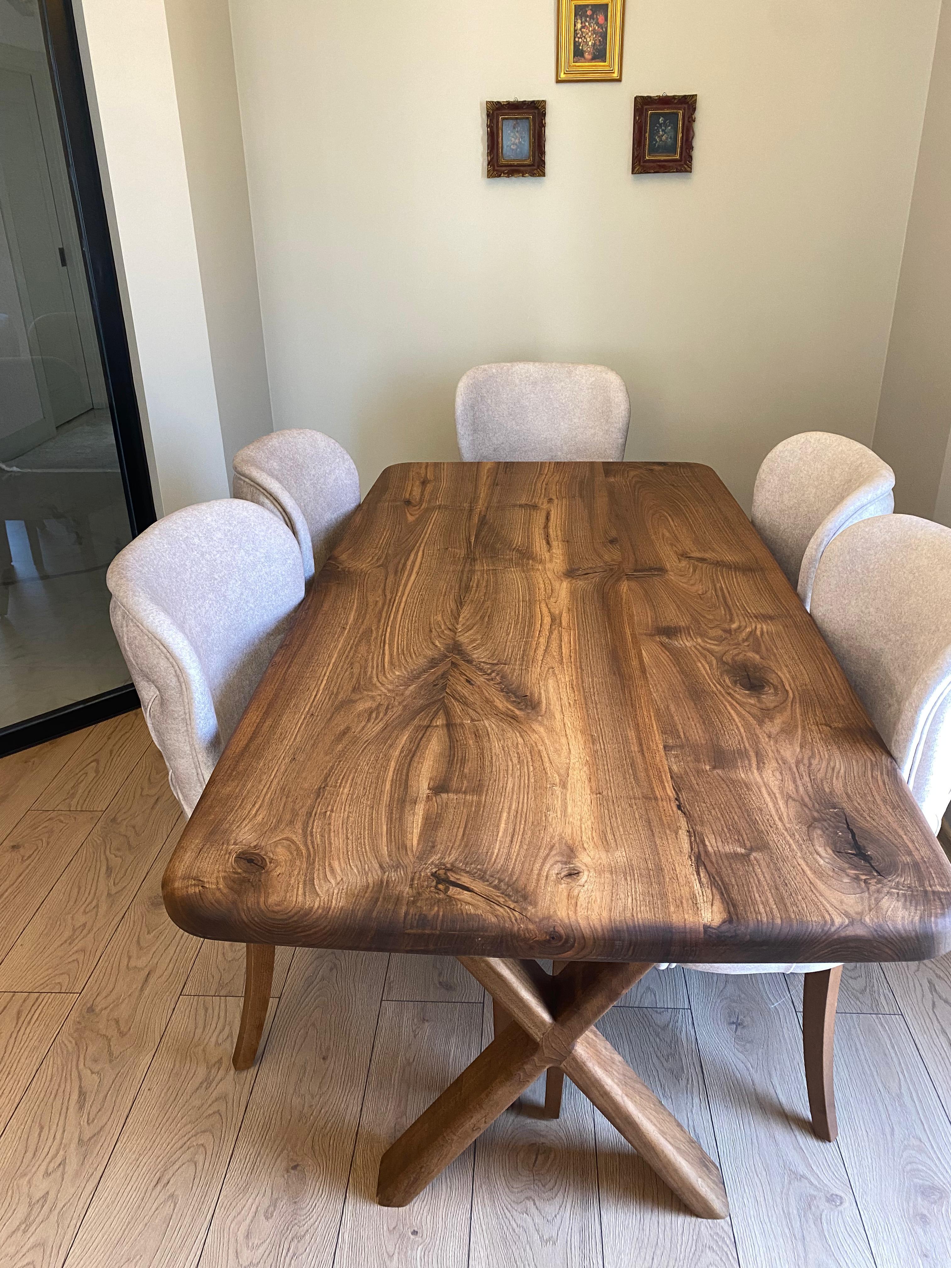 Esstisch aus Nussbaumholz mit abgerundeten Kanten im französischen Stil – Wohnzimmertisch aus Holz (Türkisch) im Angebot