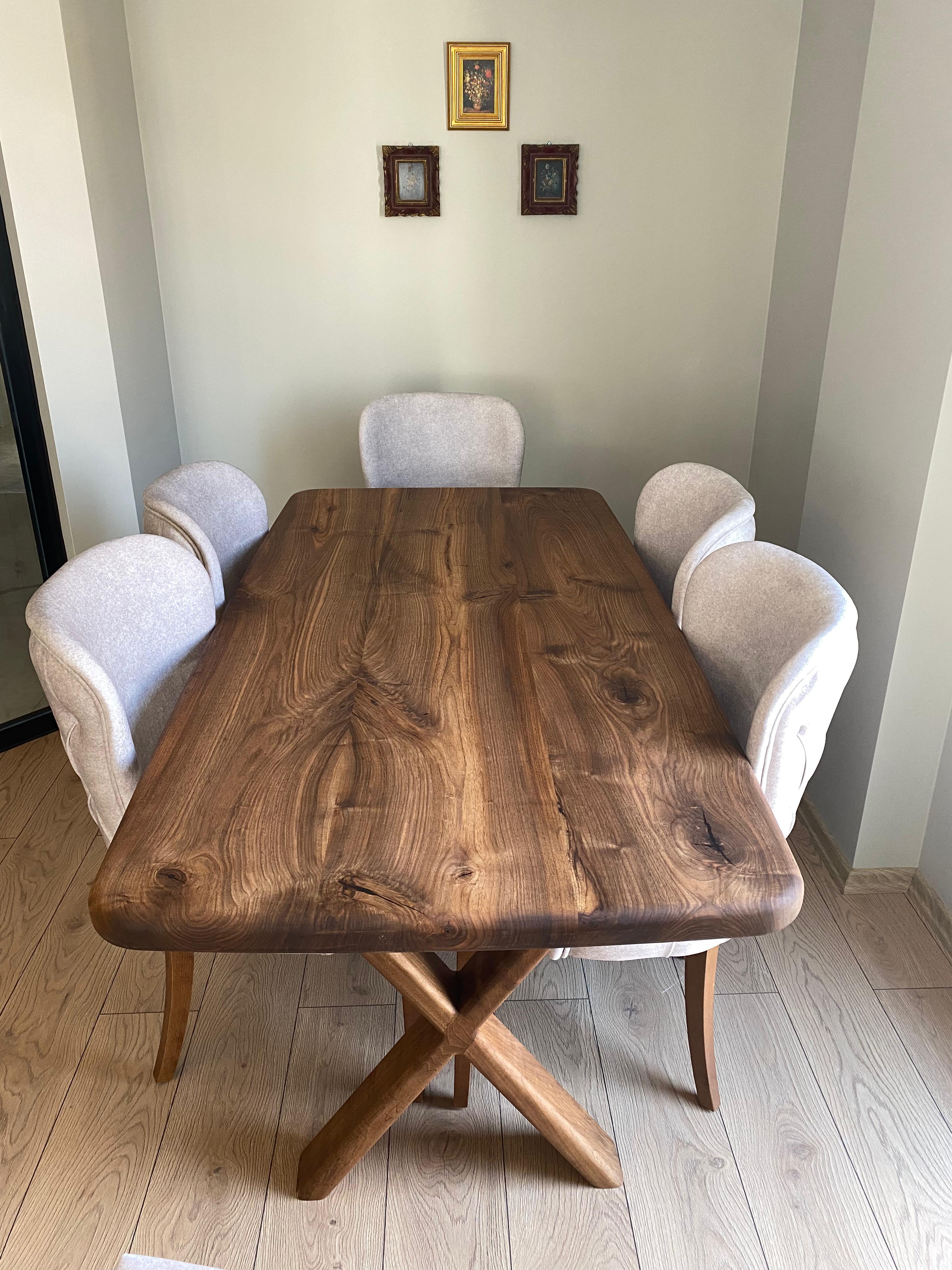 Esstisch aus Nussbaumholz mit abgerundeten Kanten im französischen Stil – Wohnzimmertisch aus Holz (Handgeschnitzt) im Angebot