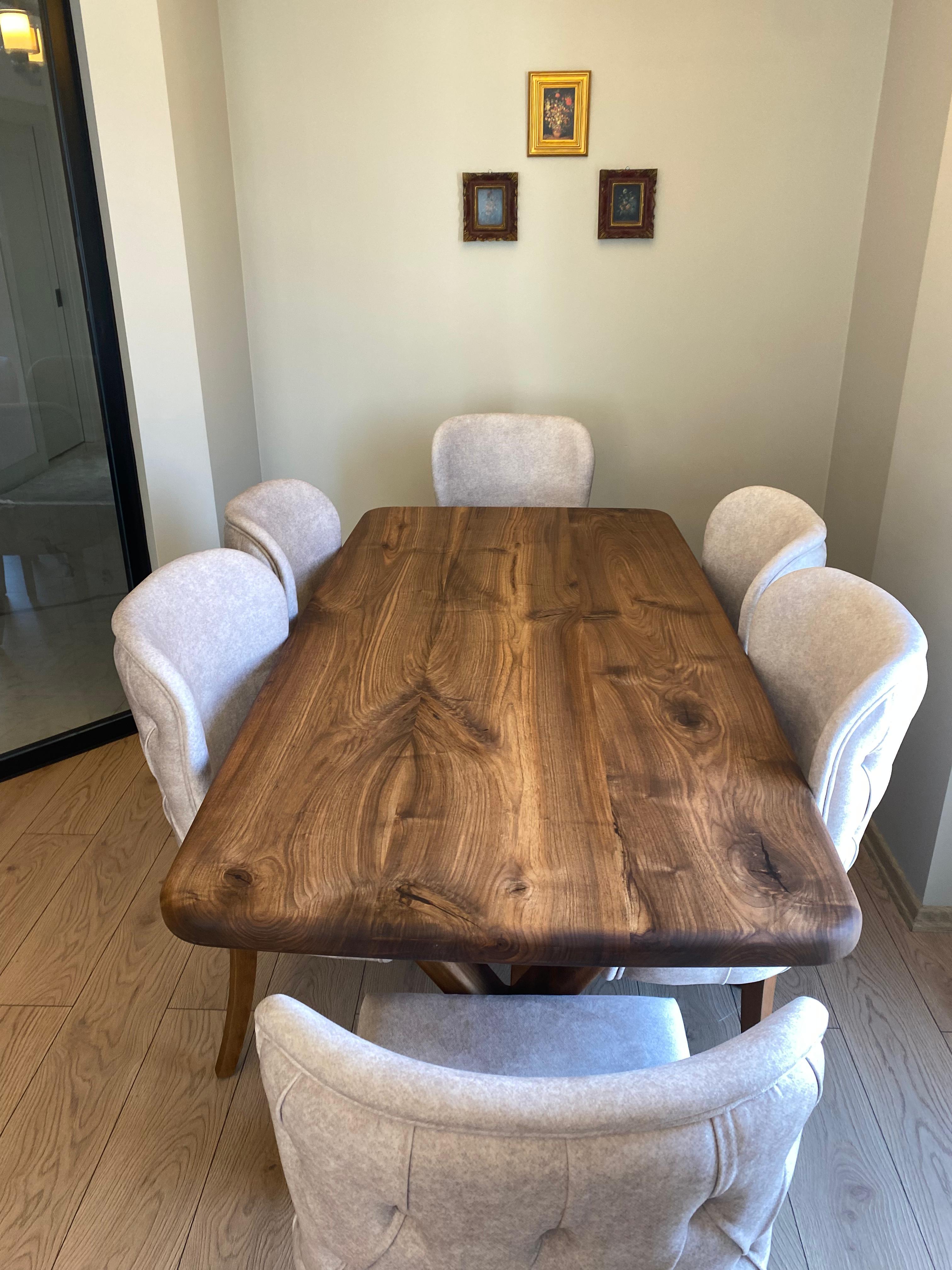 Esstisch aus Nussbaumholz mit abgerundeten Kanten im französischen Stil – Wohnzimmertisch aus Holz (21. Jahrhundert und zeitgenössisch) im Angebot