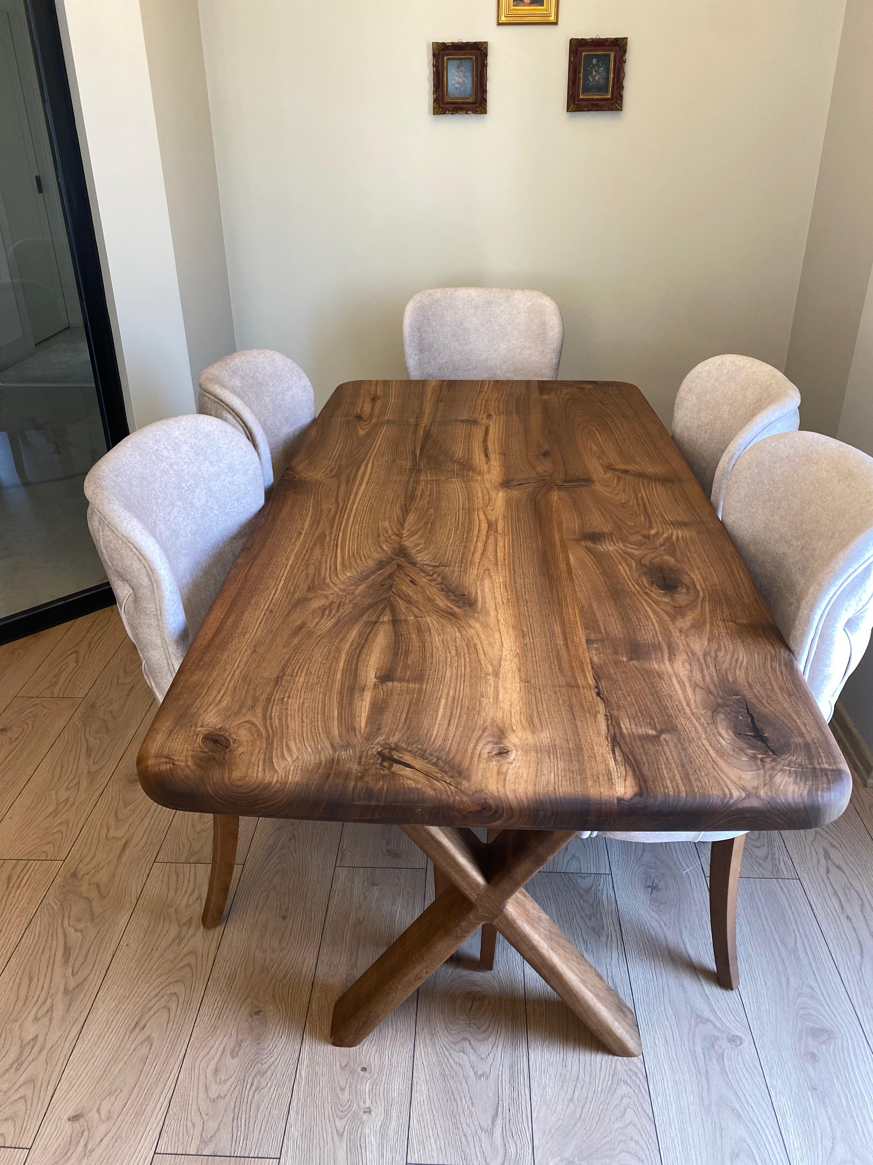 Esstisch aus Nussbaumholz mit abgerundeten Kanten im französischen Stil – Wohnzimmertisch aus Holz (Stahl) im Angebot