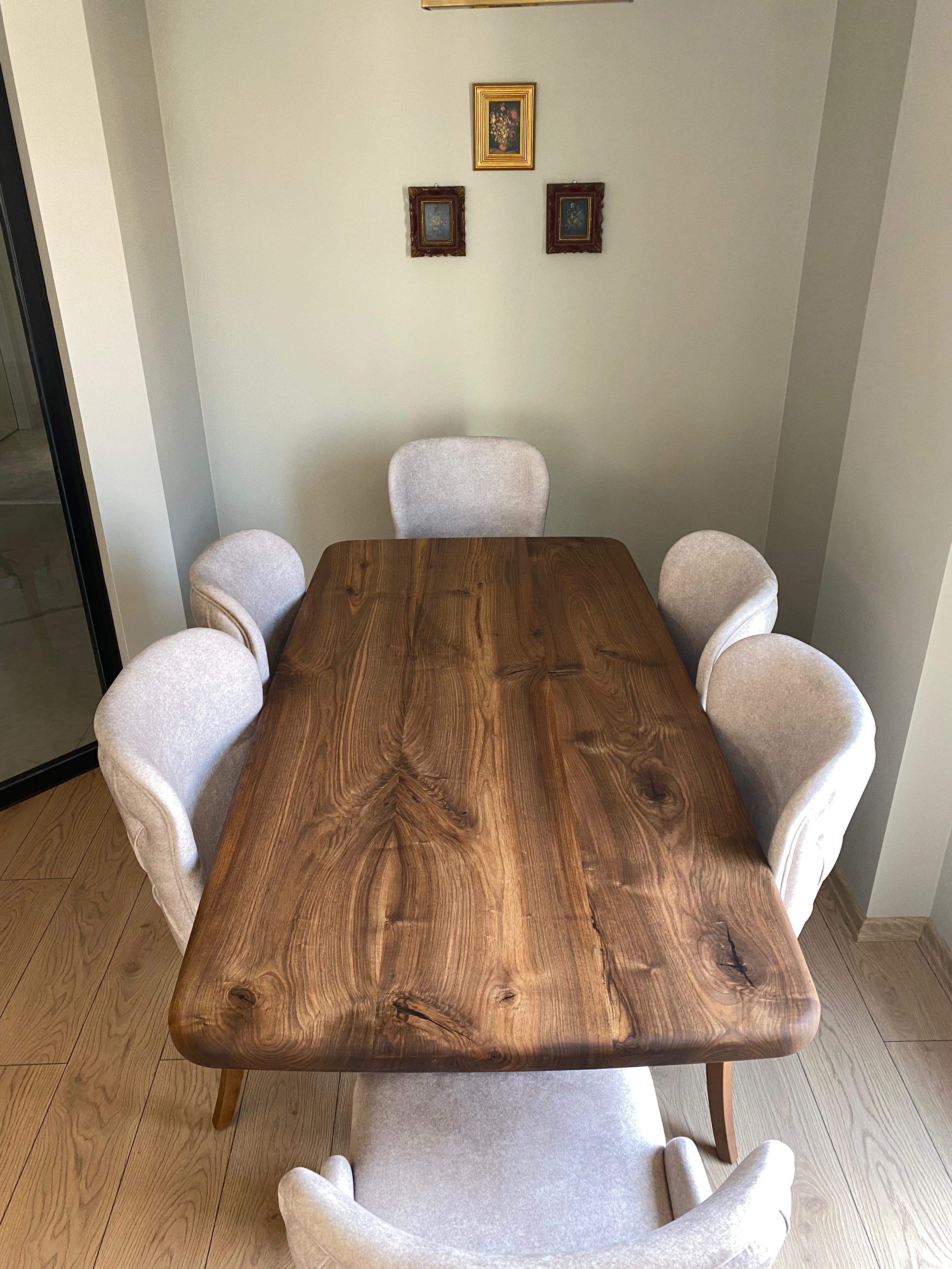 Esstisch aus Nussbaumholz mit abgerundeten Kanten im französischen Stil – Wohnzimmertisch aus Holz im Angebot 1