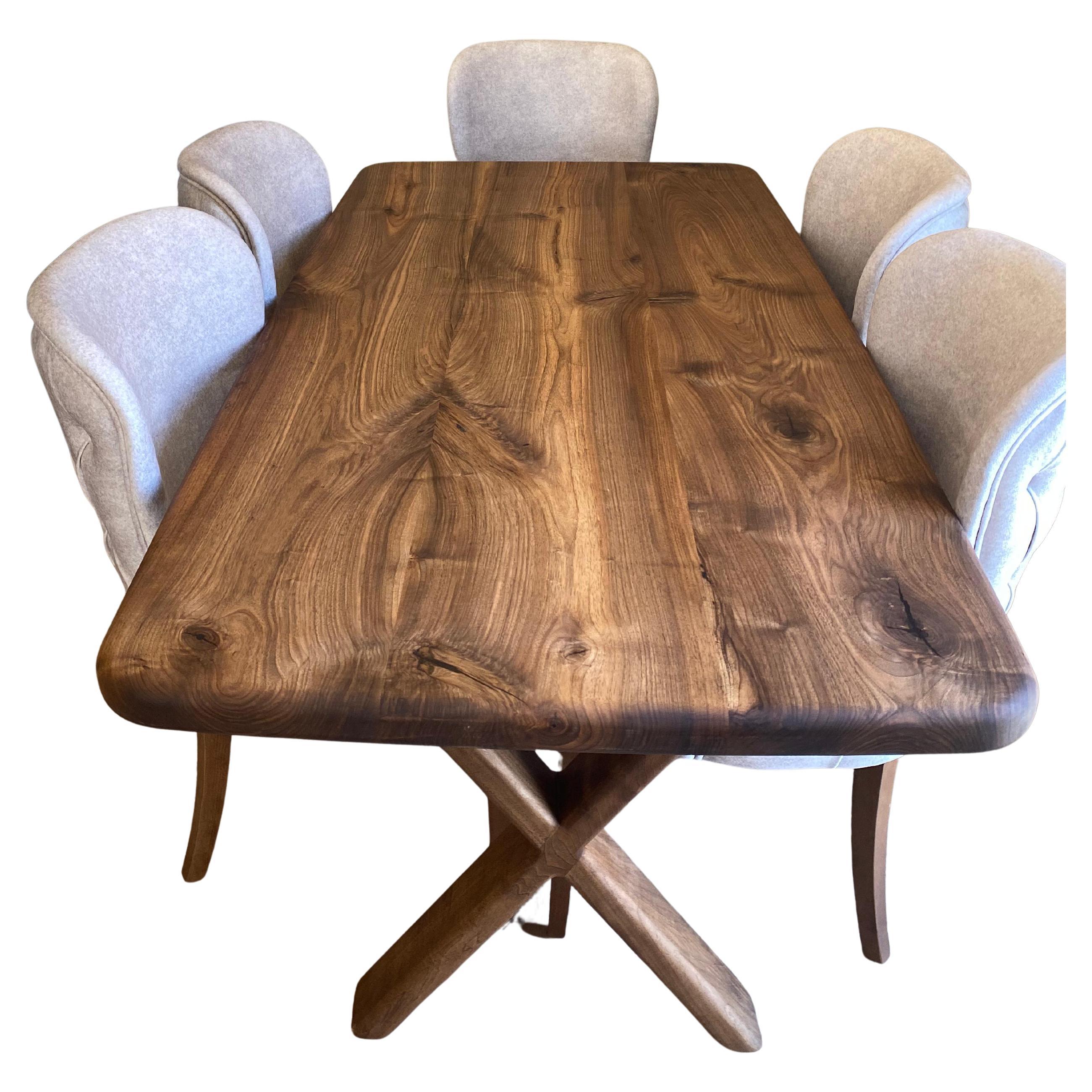 Esstisch aus Nussbaumholz mit abgerundeten Kanten im französischen Stil – Wohnzimmertisch aus Holz im Angebot