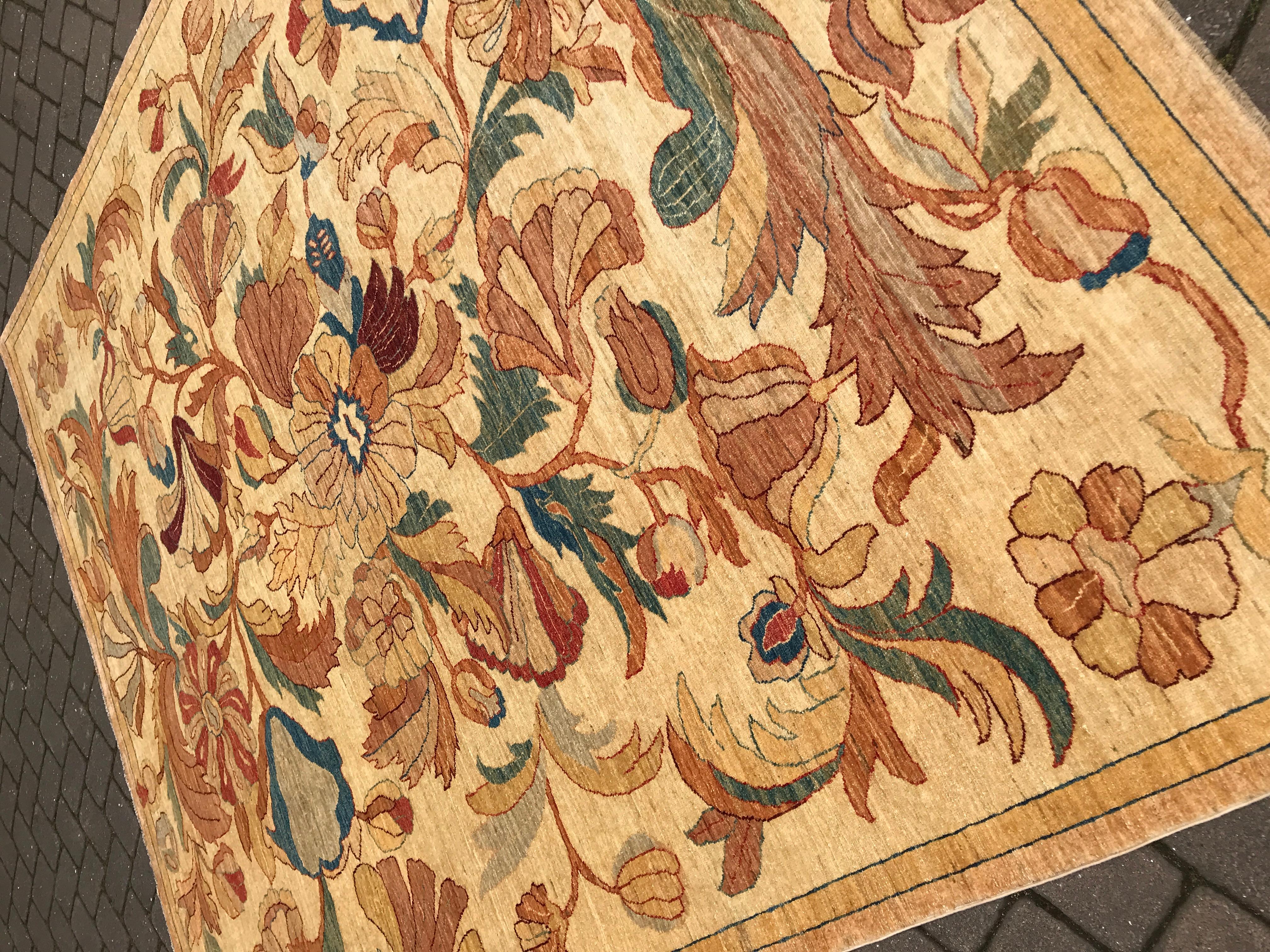 Ce tapis pakistanais présente une version moderne du design floral français, ce qui vous permet de changer de décor. Ajoutez une touche de style à n'importe quelle pièce tout en ayant la possibilité de changer les choses au gré de votre humeur.