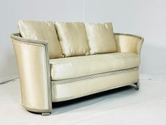 Settee de style français tapissée de soie et cadre argenté