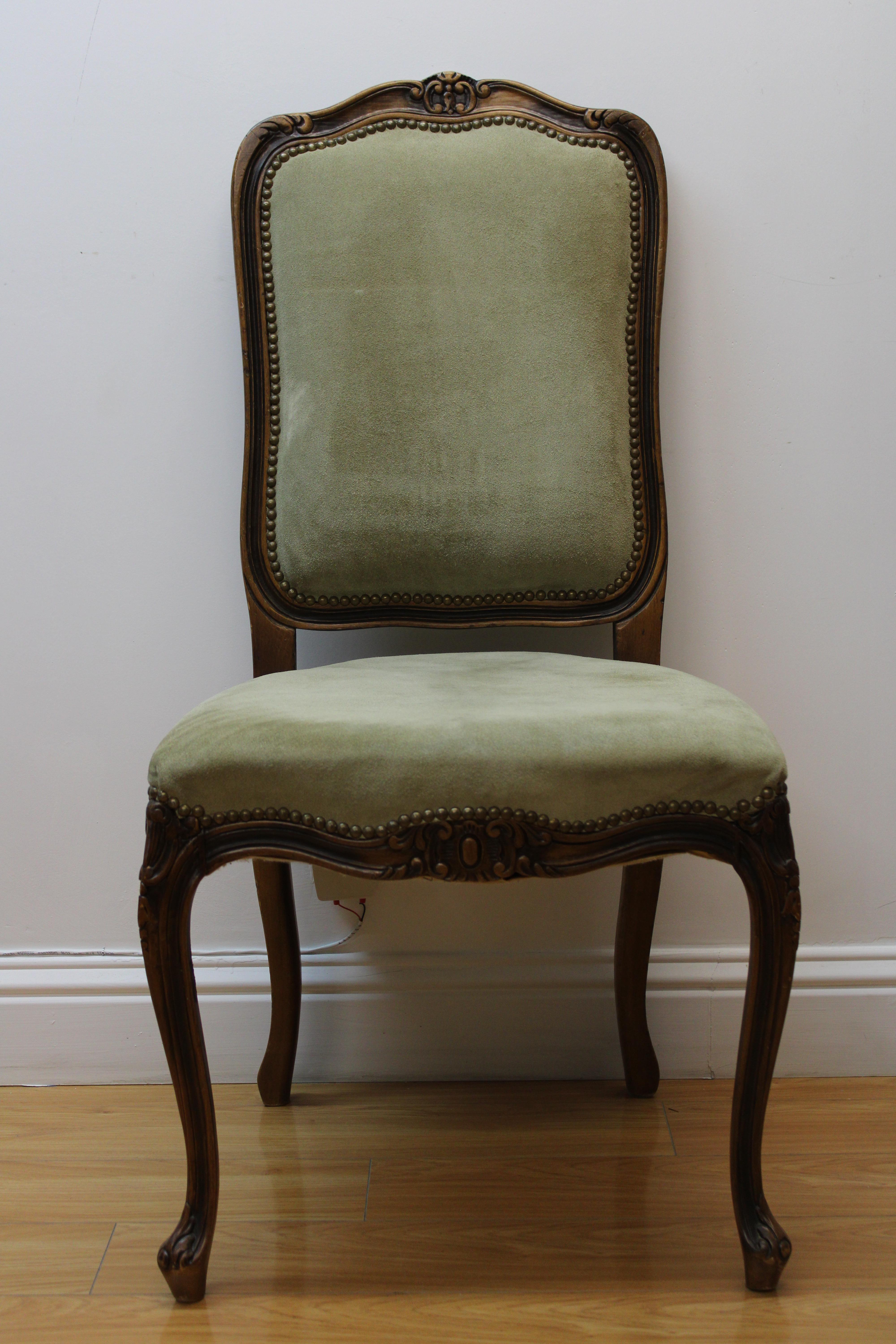 C. 20e siècle

Superbes chaises latérales de style français par Chateau D'ax

Magnifiques chaises de fabrication italienne avec dossiers et sièges en daim de noyer sculpté, garniture à tête de clou.