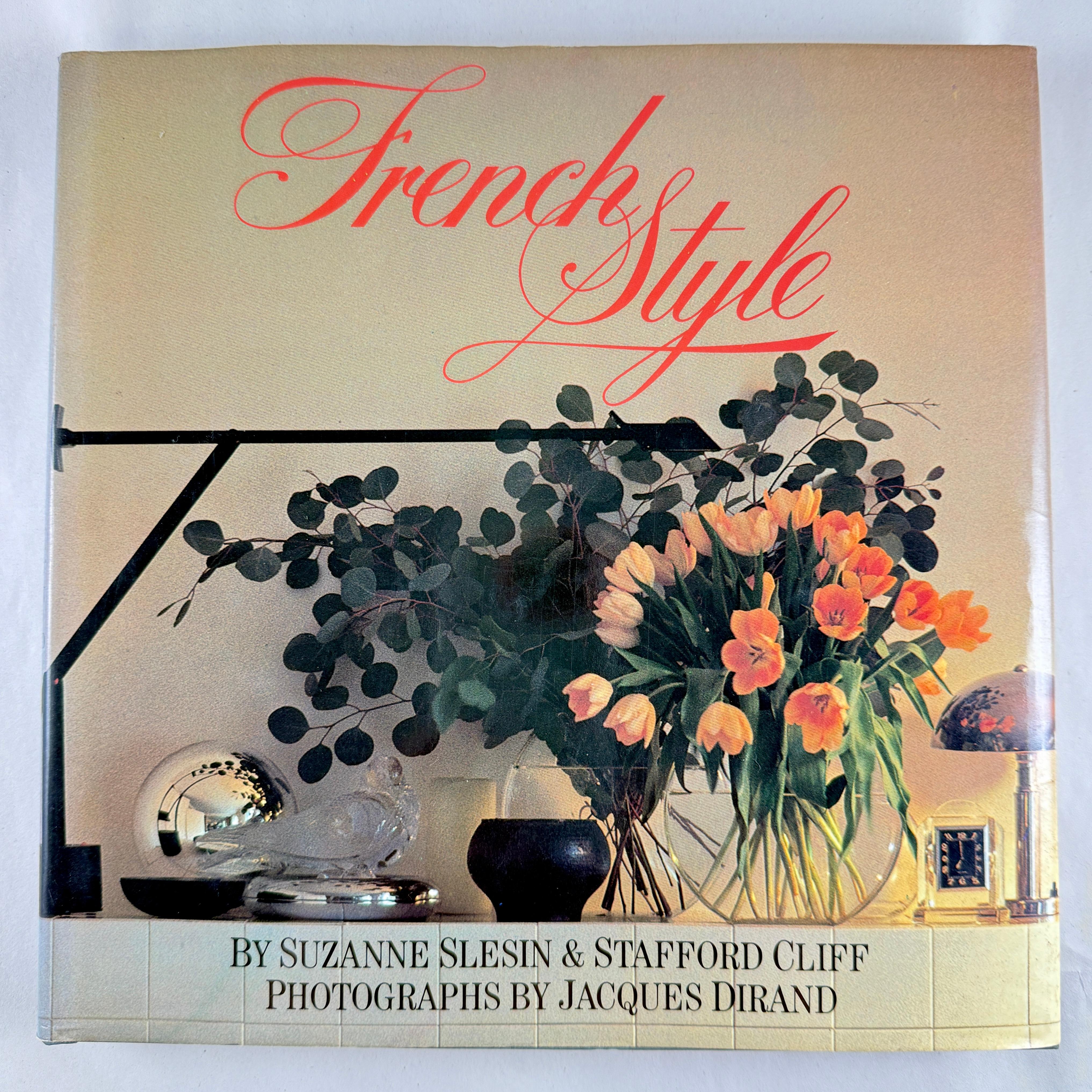 
French Style par Suzanne Slessin et Stafford Cliff, 1ère édition reliée avec jaquette - 1982

French Style capture le célèbre art de vivre du style de vie français contemporain.

450 photographies en couleur. Section de ressources
