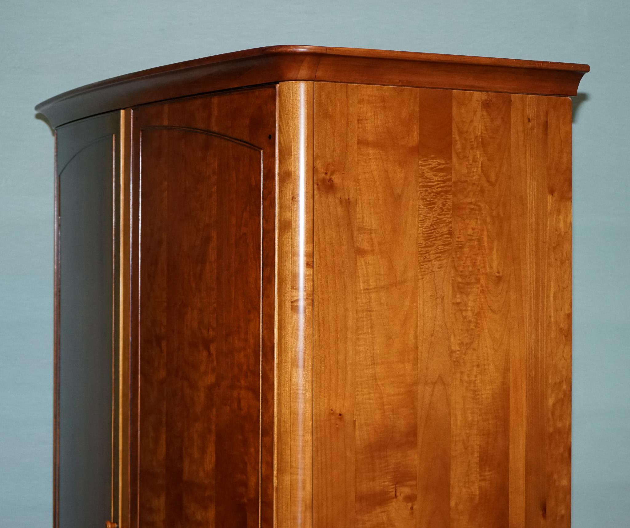 
Antigüedades de Londres



Este elegante armario doble forma parte de la apreciada Colección Rochelle de Willis & Gambier, conocida por sus refinados diseños que combinan un estilo atemporal con prácticas soluciones de almacenamiento. Fabricado en