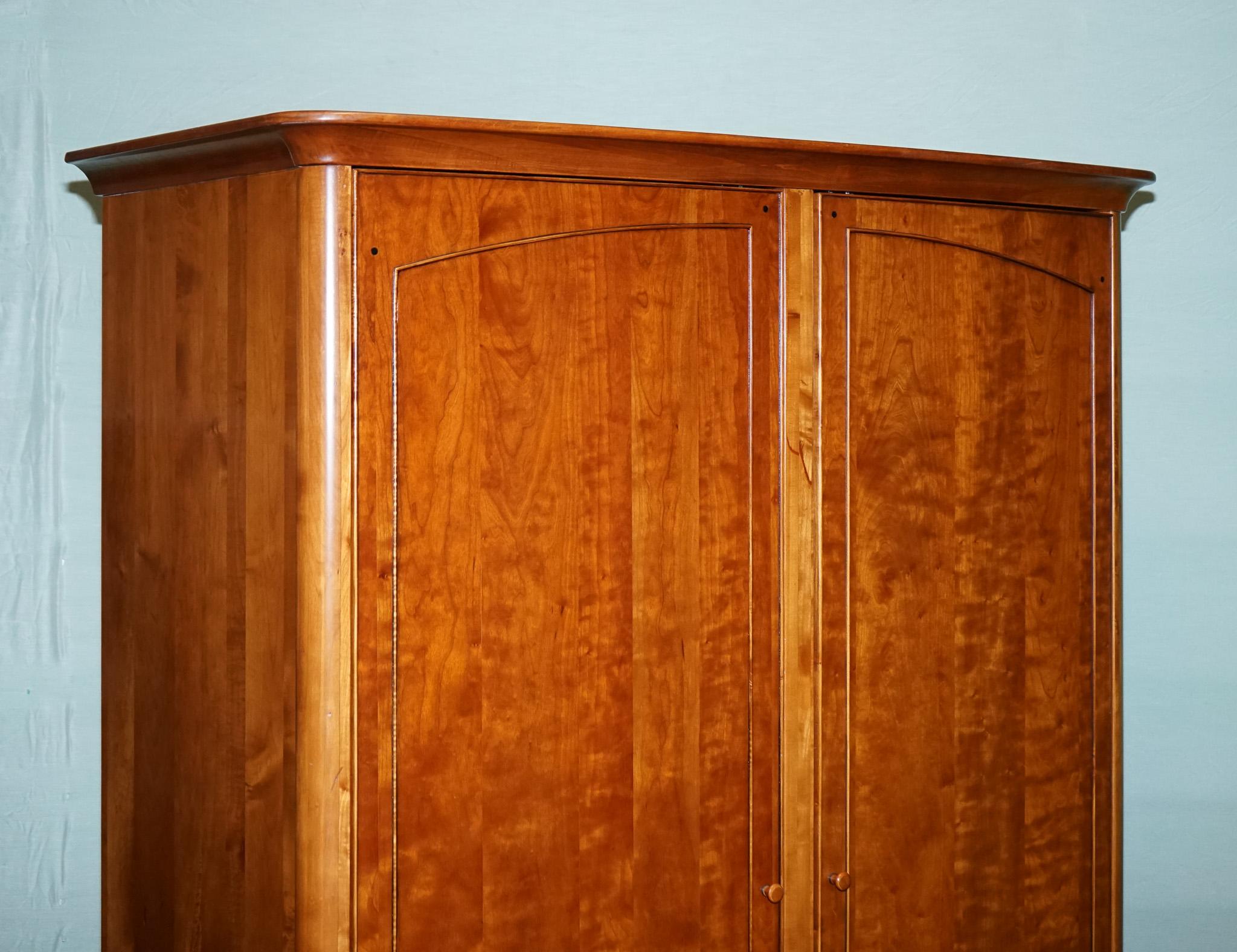 
Antiquitäten aus London



Dieser elegante Doppelkleiderschrank ist Teil der hoch angesehenen Rochelle Collection'S von Willis & Gambier, die für ihre raffinierten Designs bekannt ist, die zeitlosen Stil mit praktischen Aufbewahrungslösungen