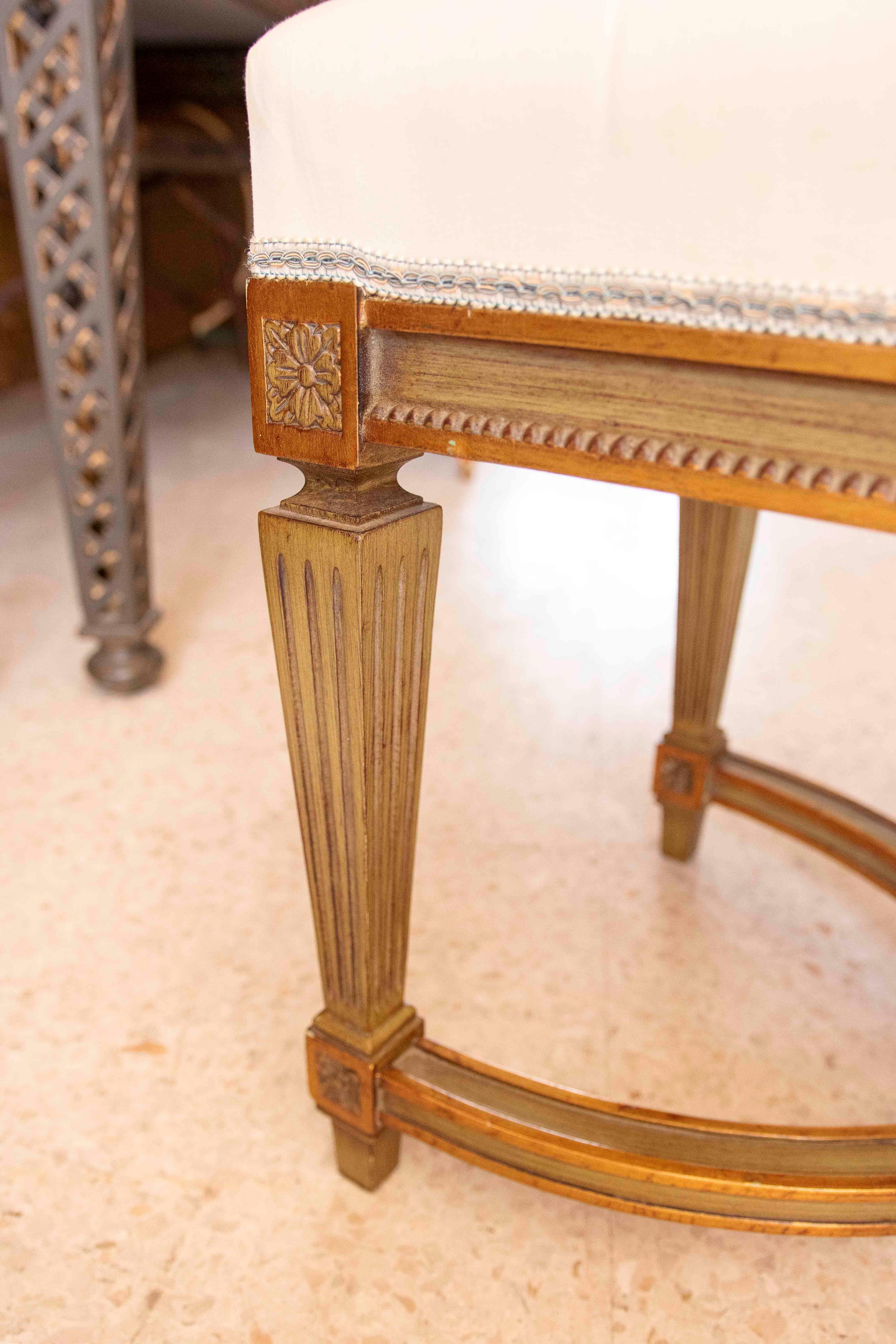Sgabello in legno in stile francese rivestito con tessuto floreale cucito a mano in vendita 5