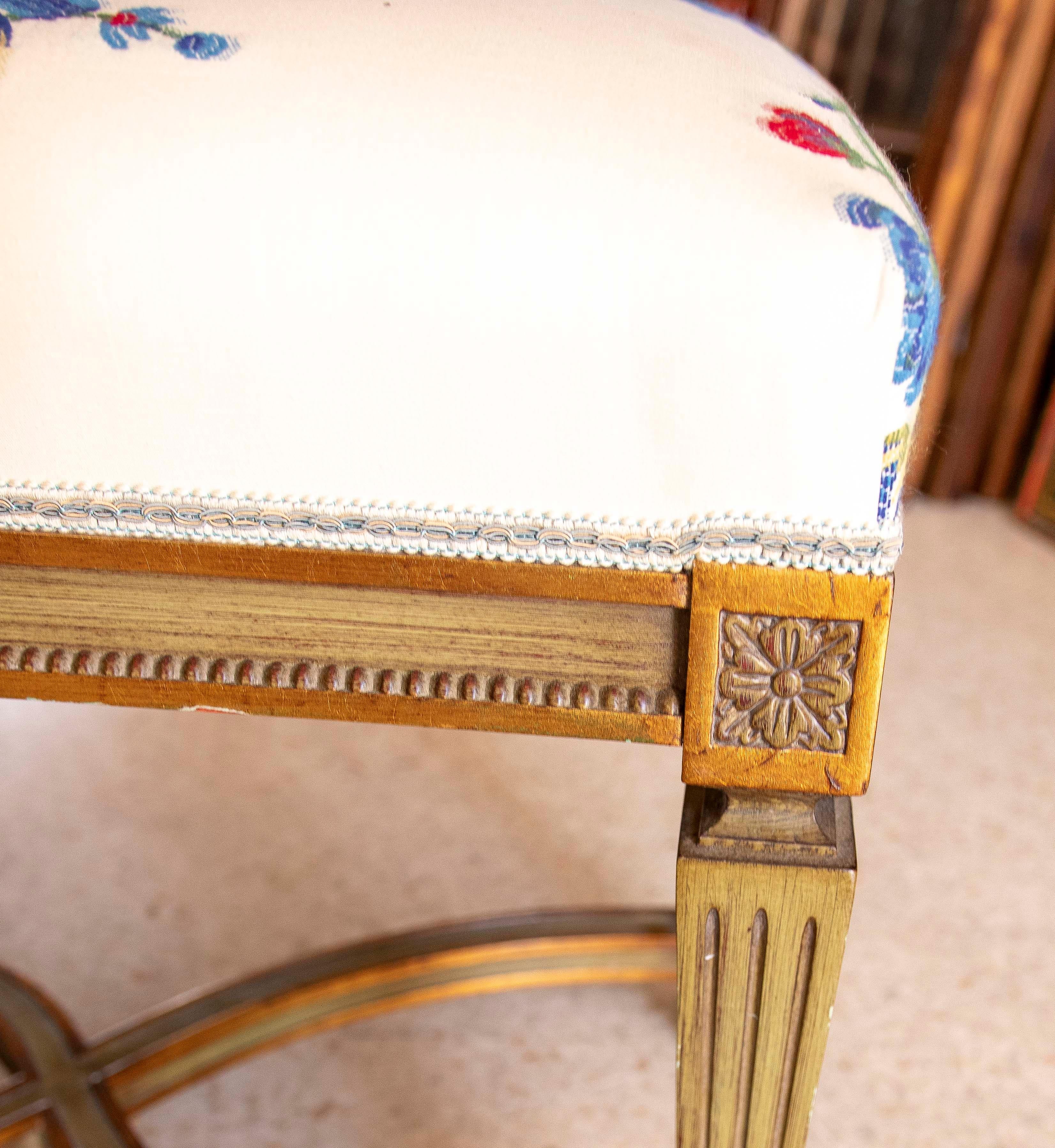 Sgabello in legno in stile francese rivestito con tessuto floreale cucito a mano in vendita 6