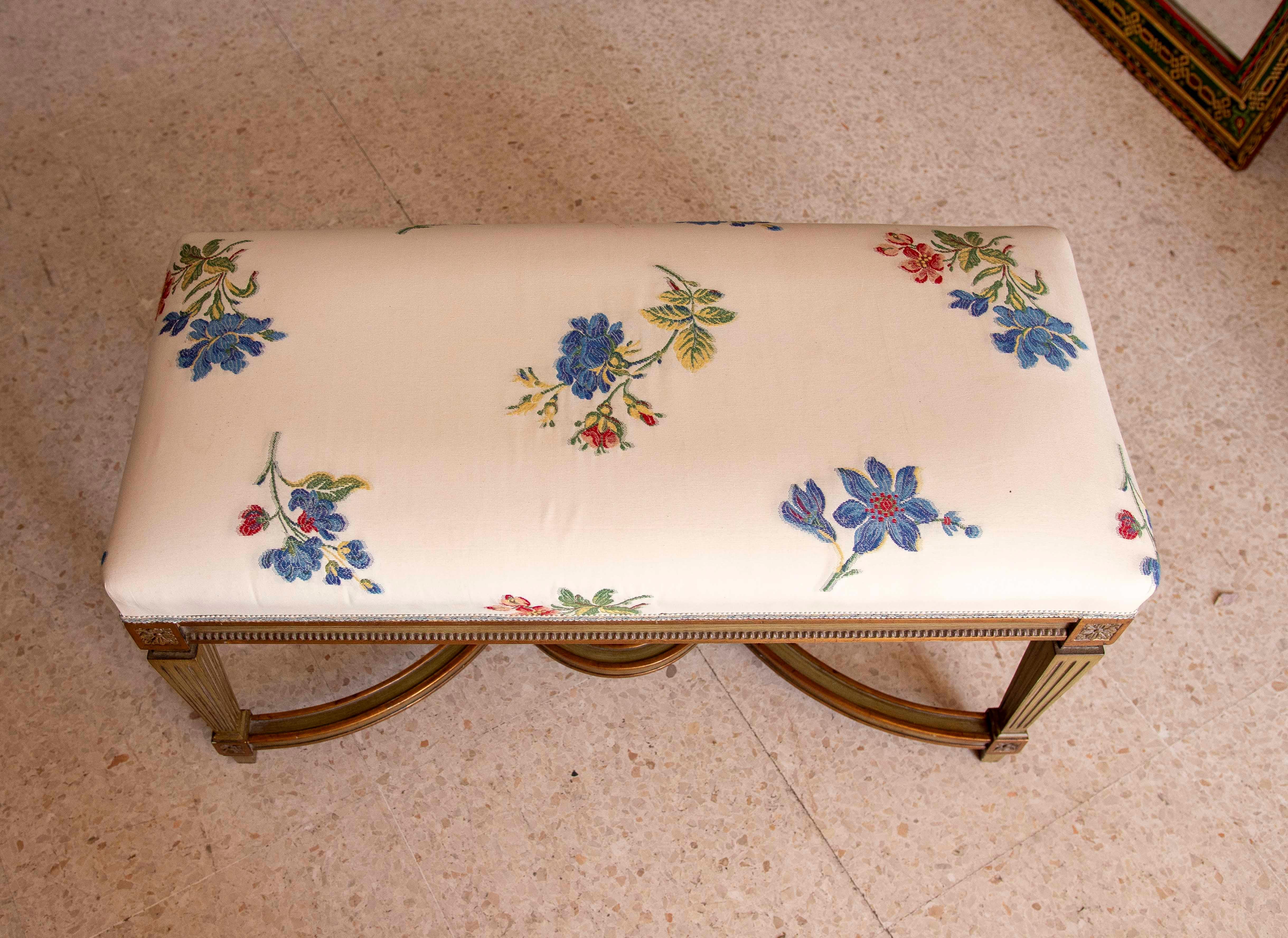 Sgabello in legno in stile francese rivestito con tessuto floreale cucito a mano in vendita 7