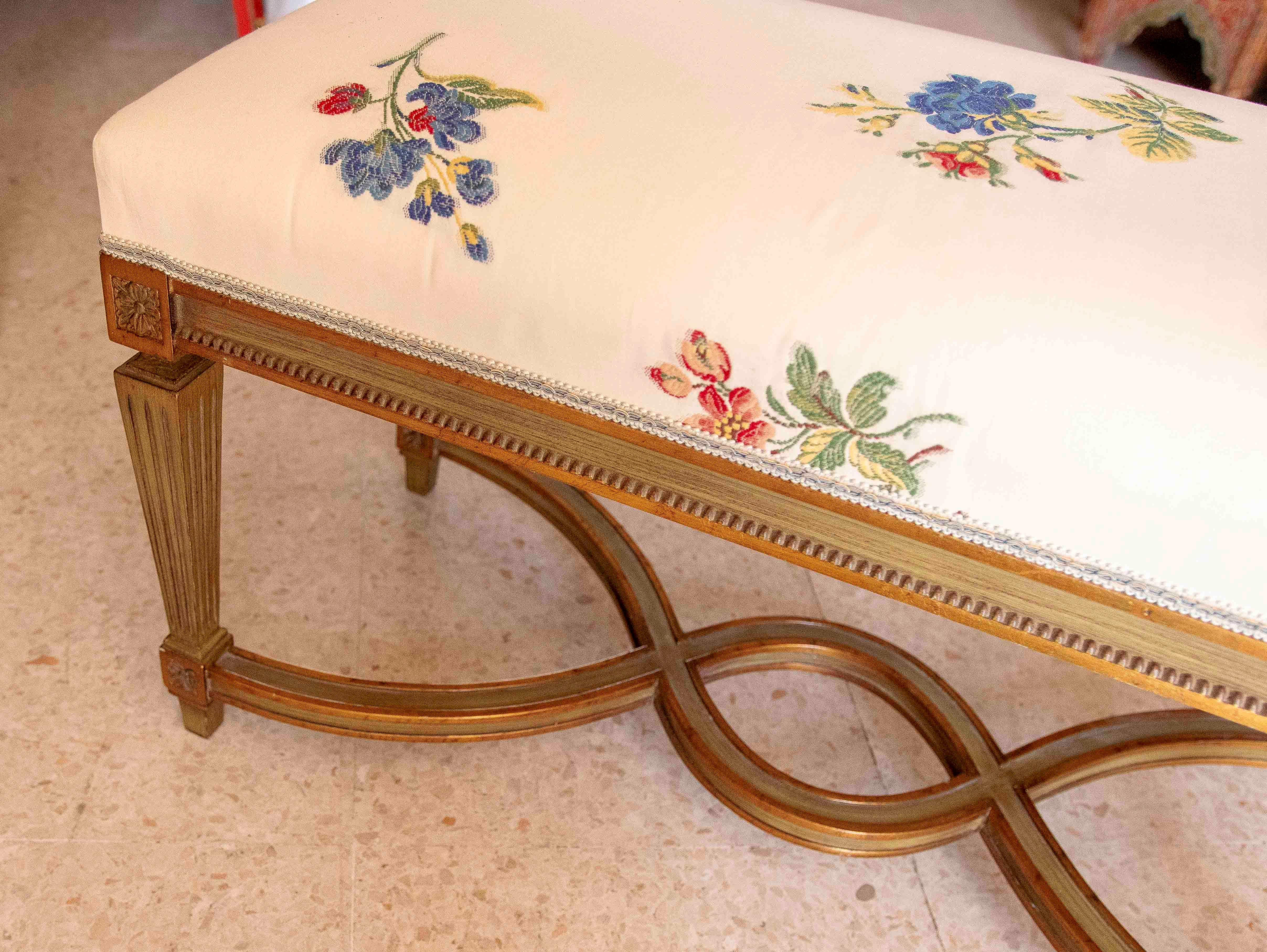 Sgabello in legno in stile francese rivestito con tessuto floreale cucito a mano in vendita 11