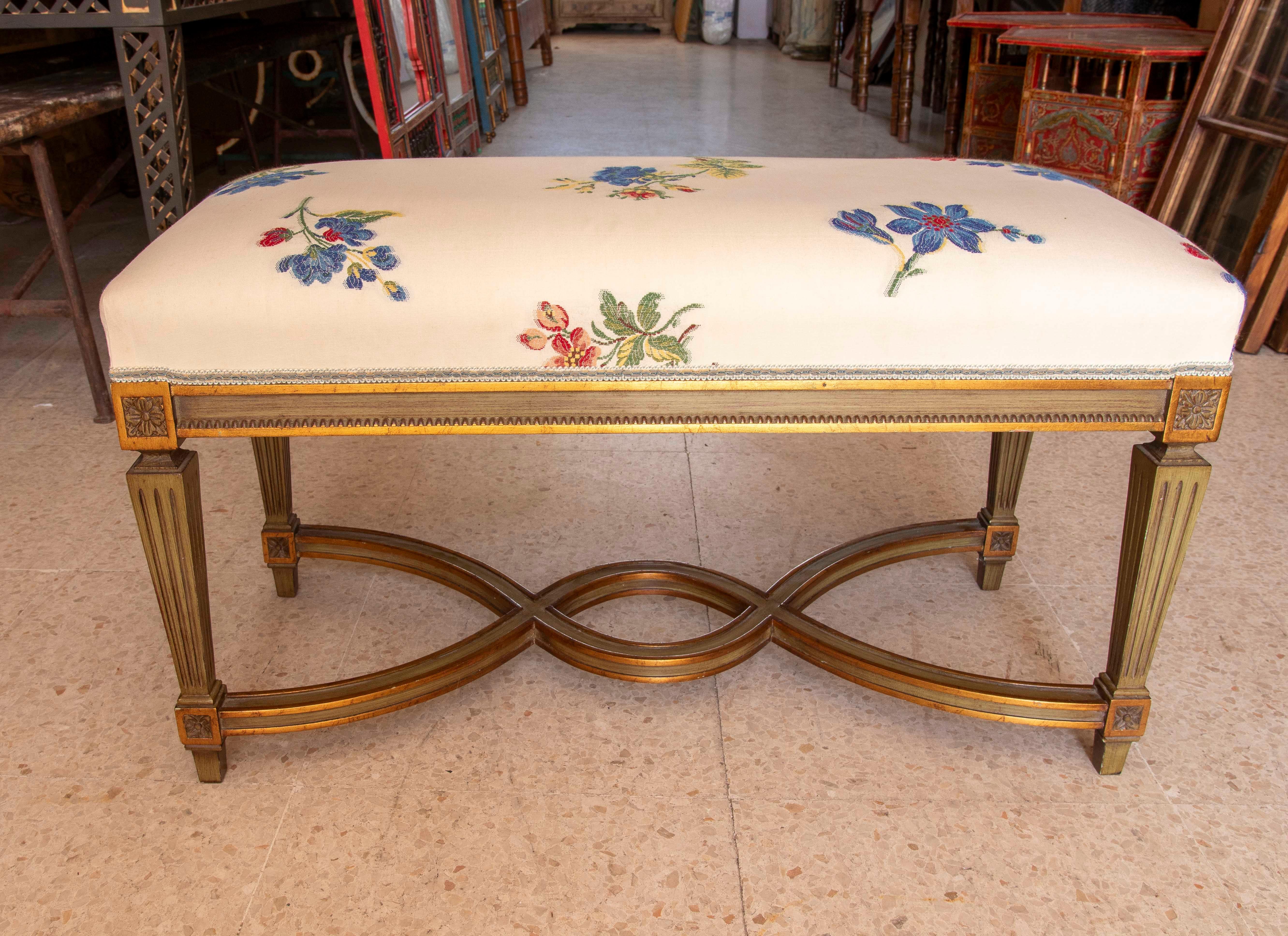Francese Sgabello in legno in stile francese rivestito con tessuto floreale cucito a mano in vendita