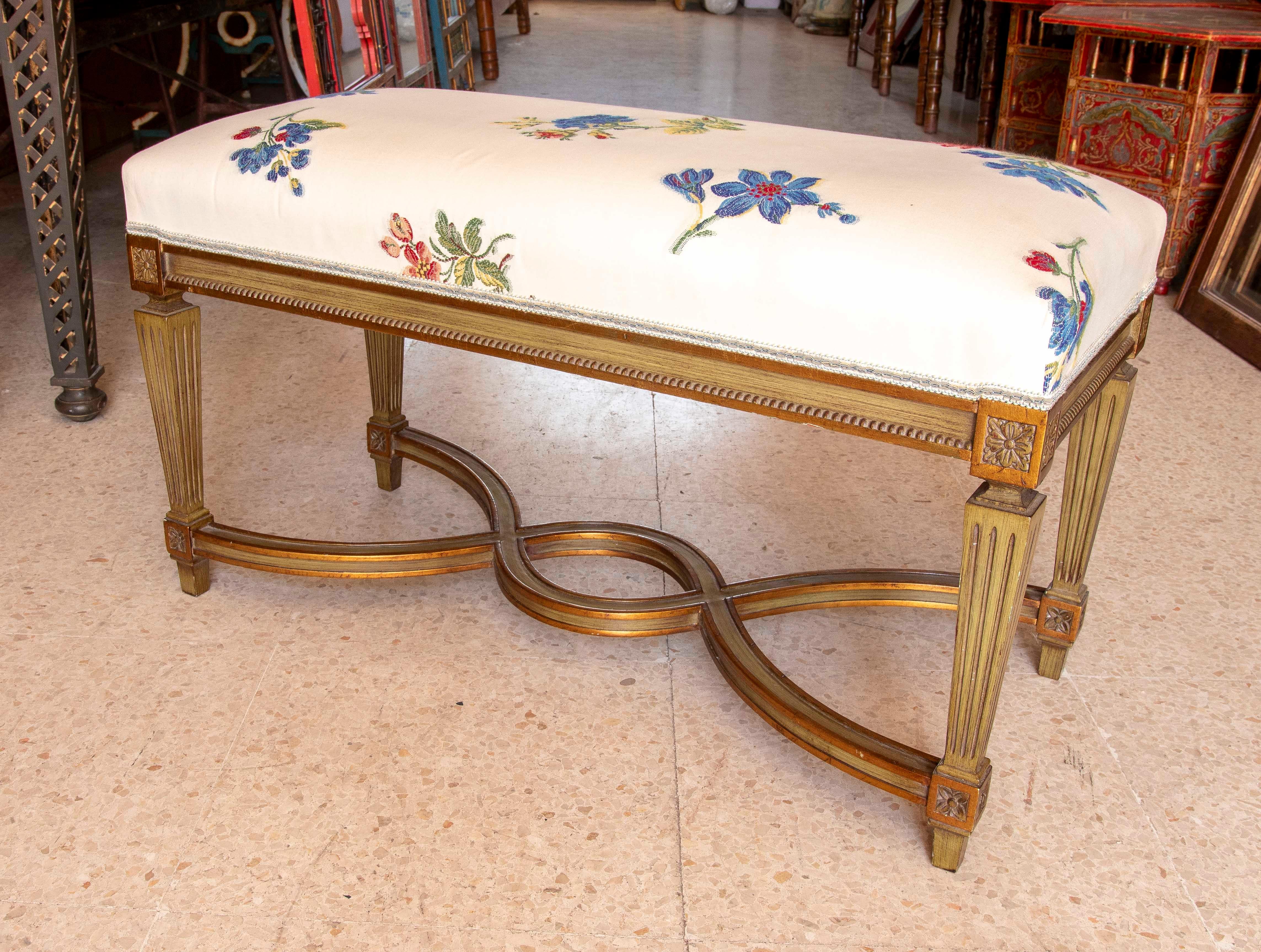 Sgabello in legno in stile francese rivestito con tessuto floreale cucito a mano In condizioni buone in vendita a Marbella, ES