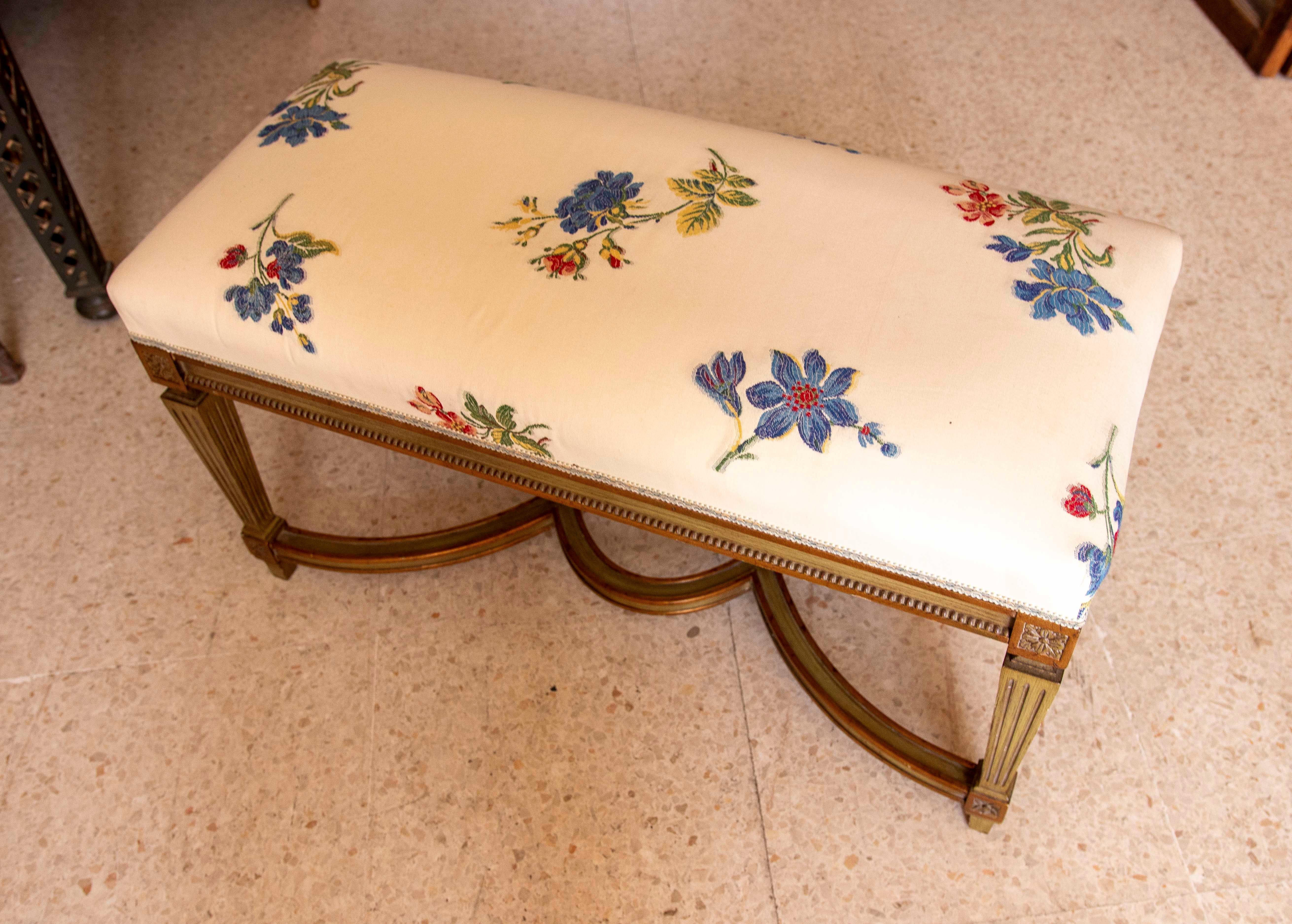 Fine XX secolo Sgabello in legno in stile francese rivestito con tessuto floreale cucito a mano in vendita