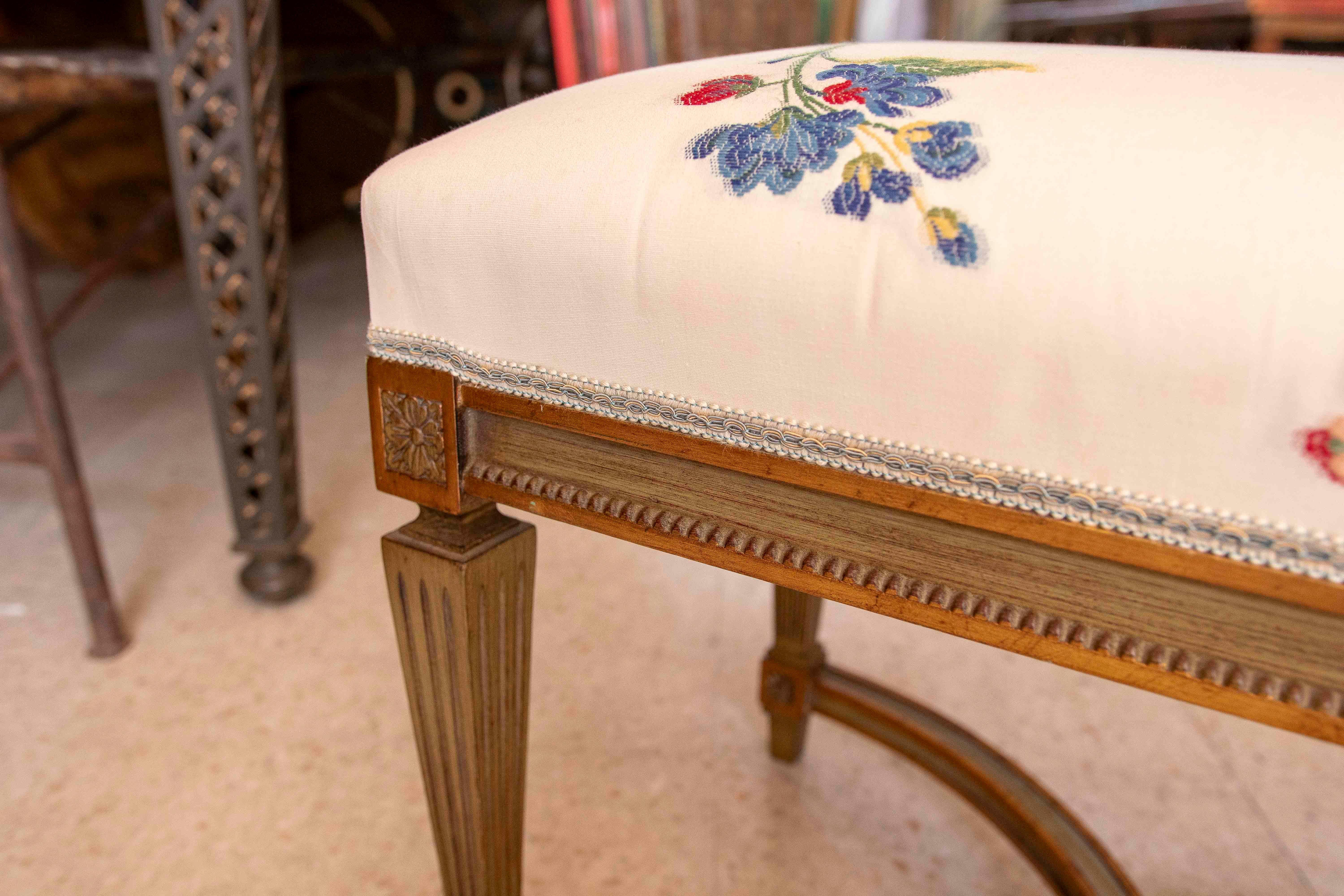 Sgabello in legno in stile francese rivestito con tessuto floreale cucito a mano in vendita 3