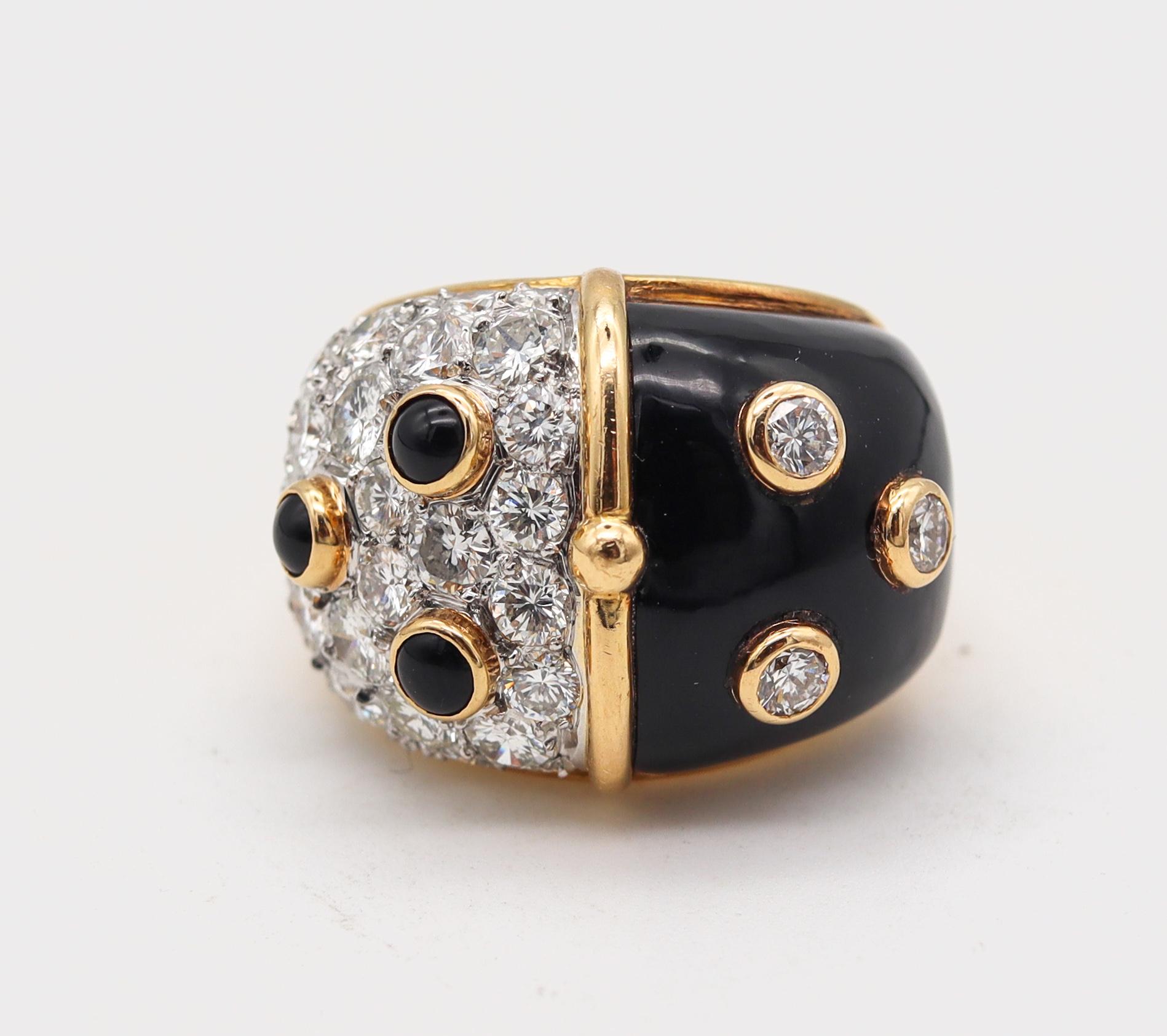 Französische Suite aus Ohrringen und Ringen aus 18 Karat Gold mit 6,57 Karat Diamanten und schwarzer Jade (Modernistisch) im Angebot