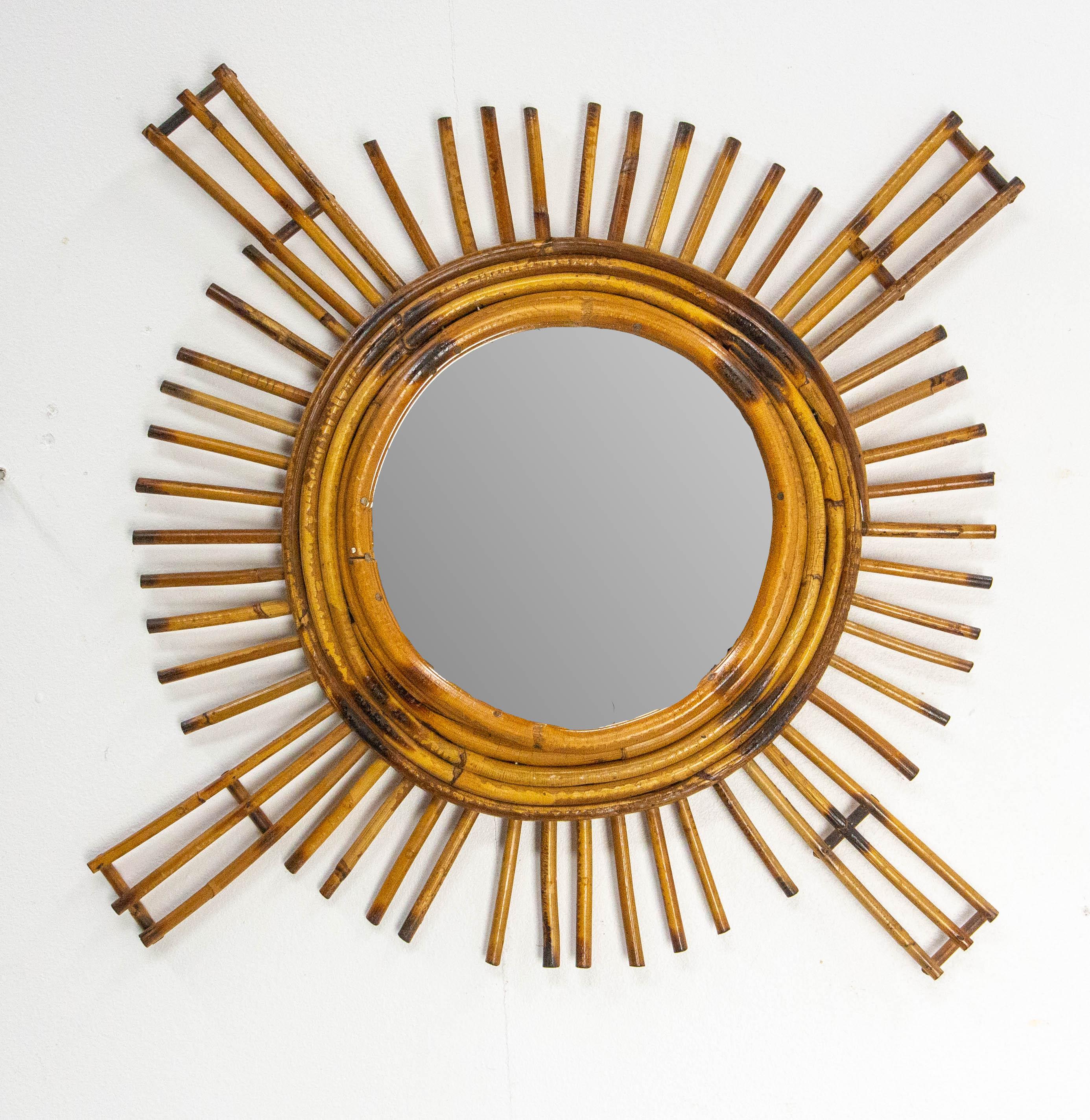 Little round sun mirror in rattan.

Good condition and patina

Shipping:
4 / 44 / 44 cm 0.8 kg