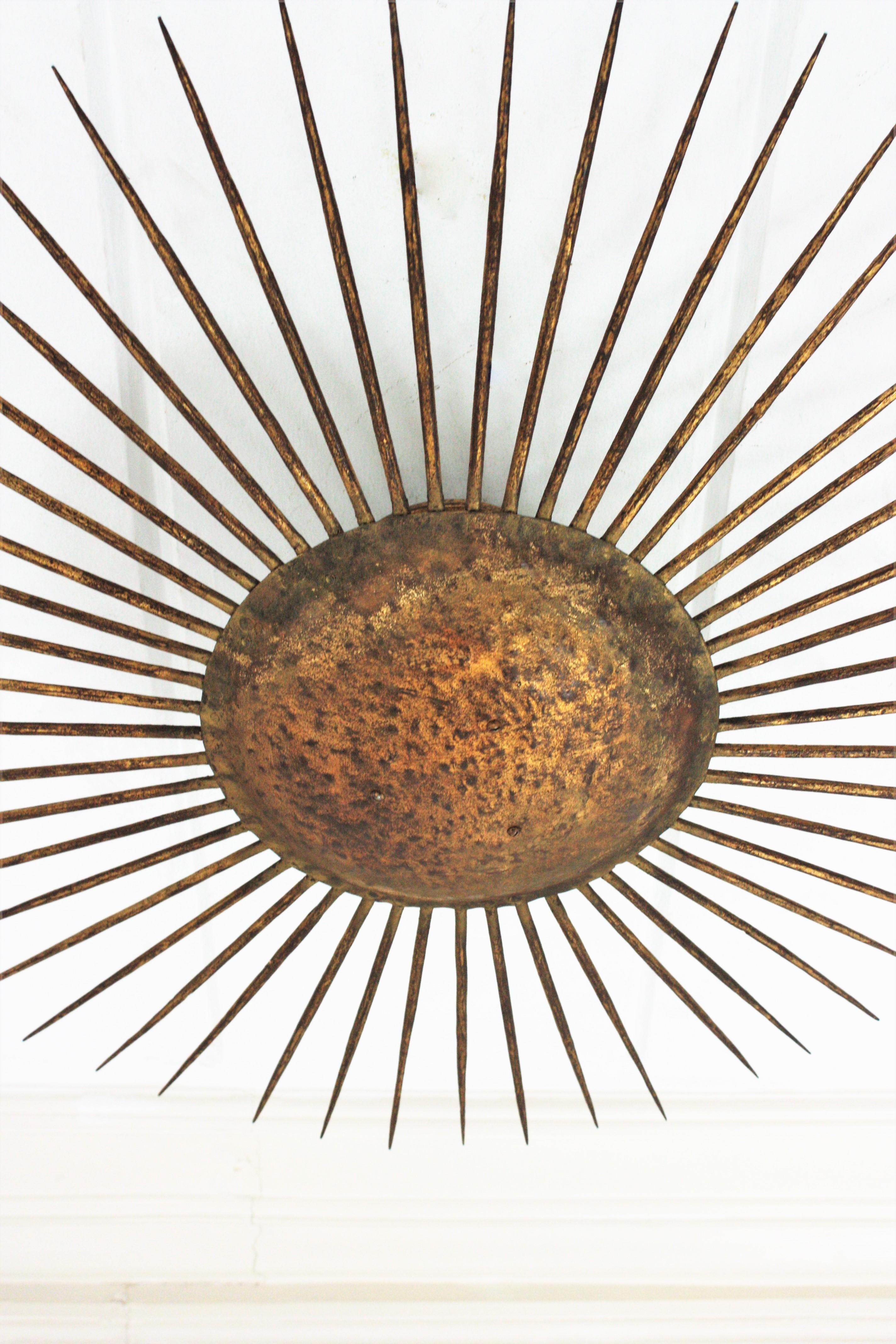 French Sunburst Ceiling Light Fixture in Gilt Wrought Iron, 1940s For Sale 4