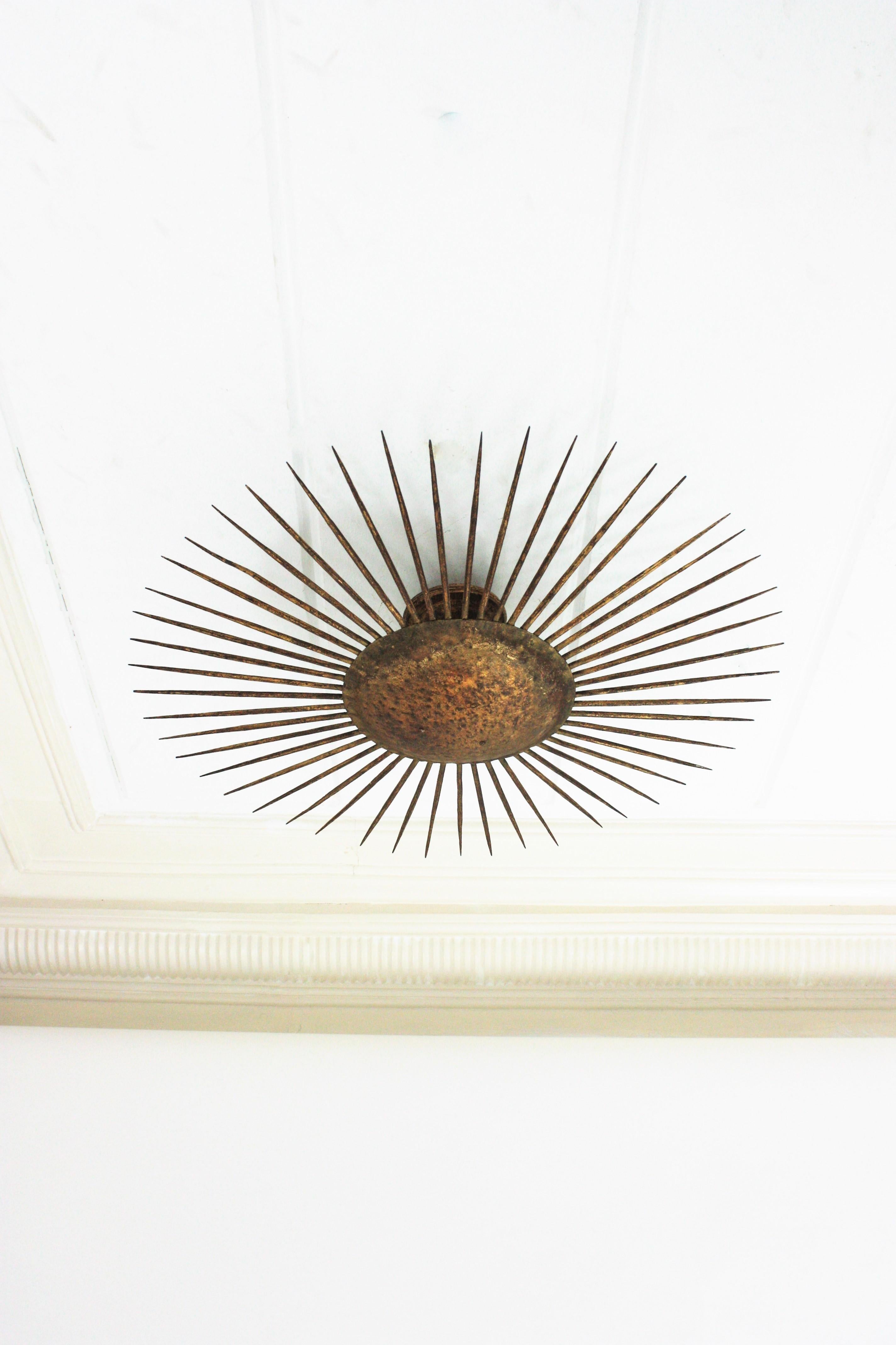 French Sunburst Ceiling Light Fixture in Gilt Wrought Iron, 1940s For Sale 5