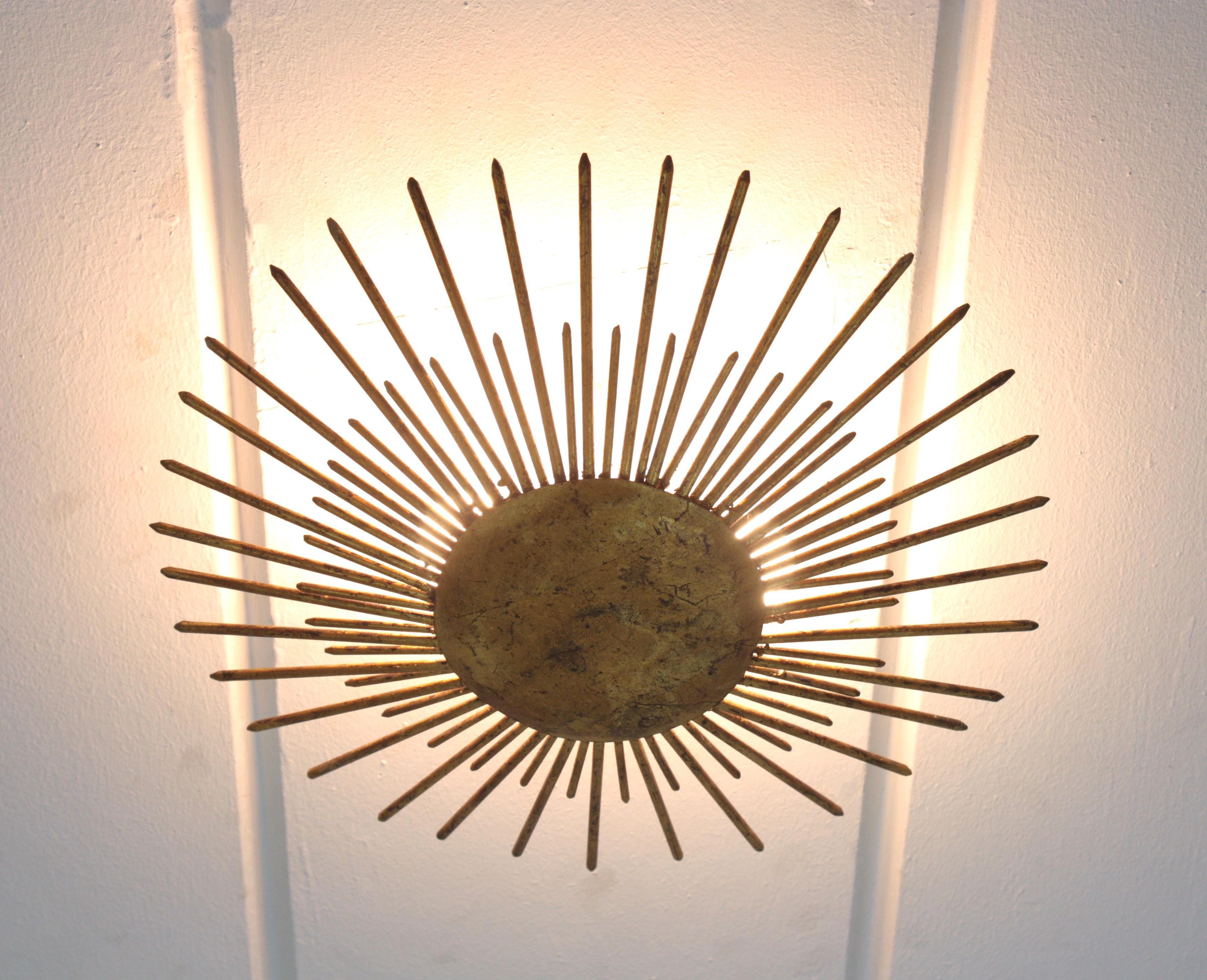French Sunburst Ceiling Light Fixture in Gilt Wrought Iron, 1940s For Sale 6