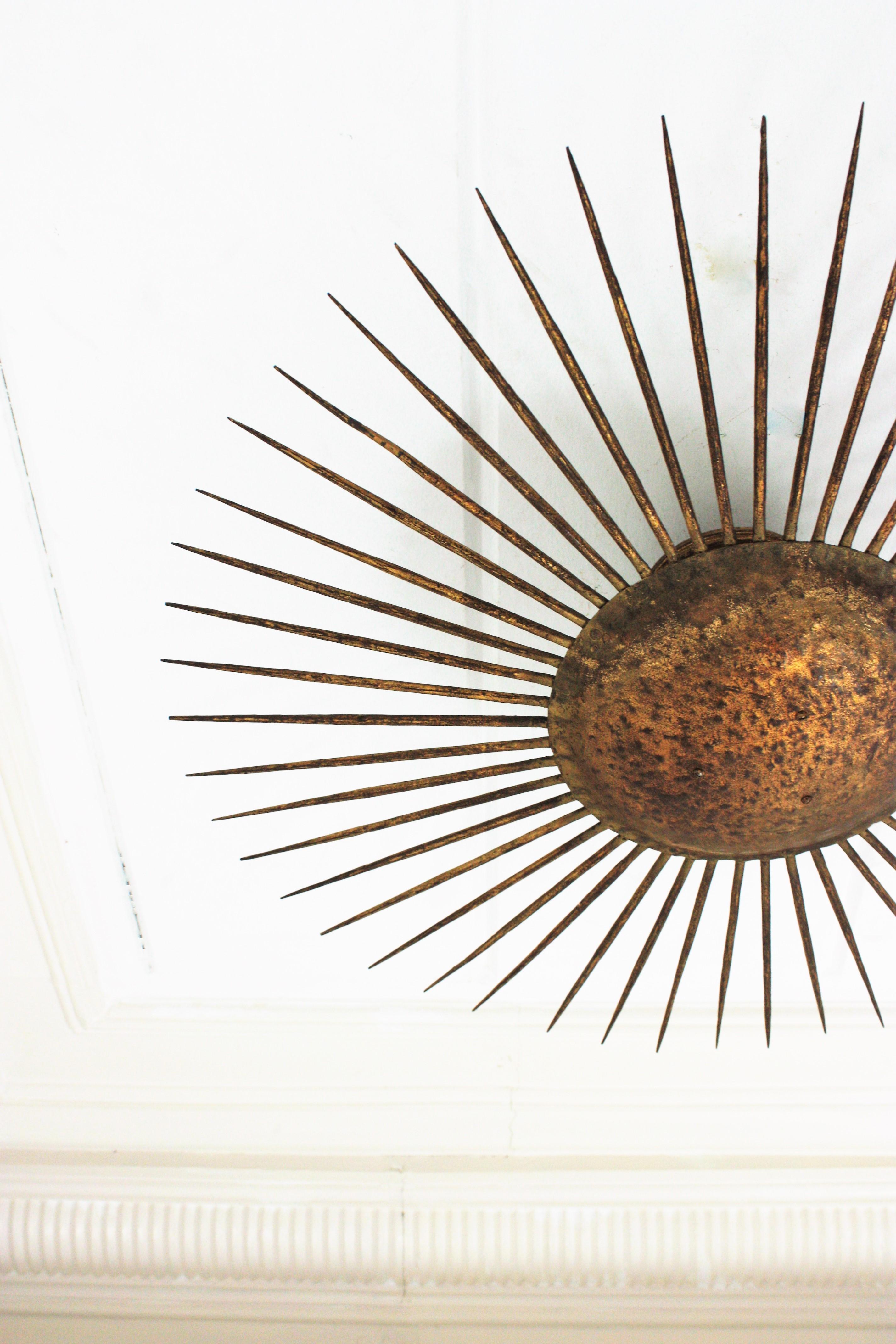 French Sunburst Ceiling Light Fixture in Gilt Wrought Iron, 1940s For Sale 6