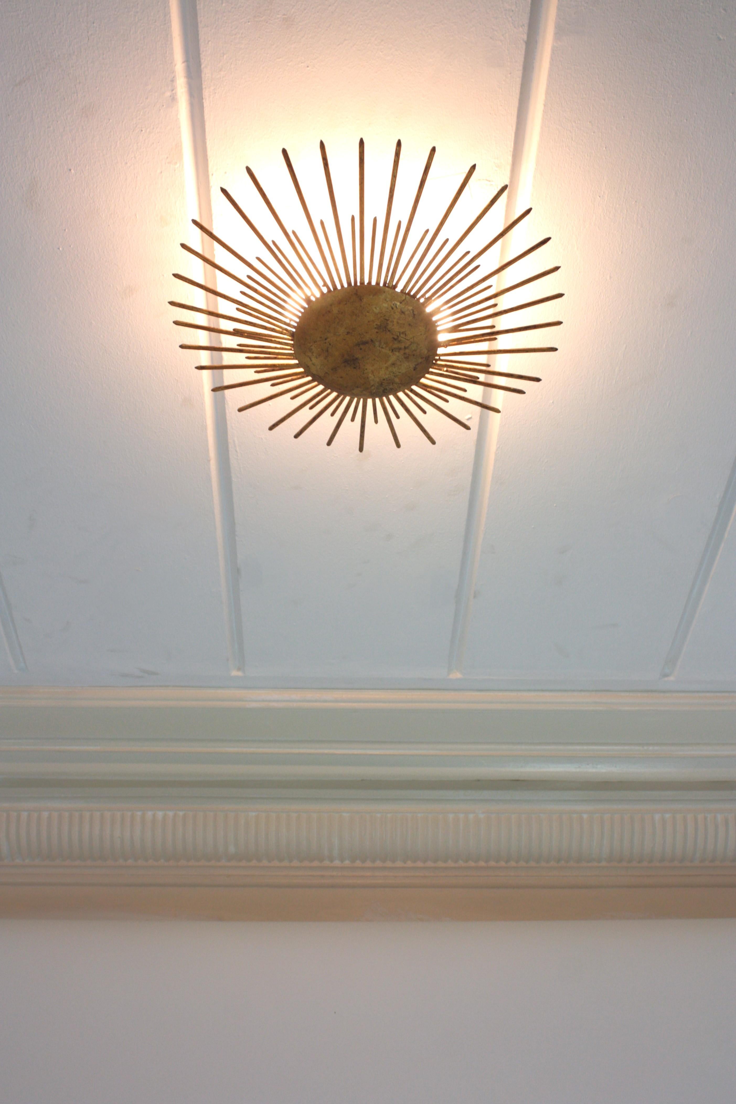 French Sunburst Ceiling Light Fixture in Gilt Wrought Iron, 1940s For Sale 7