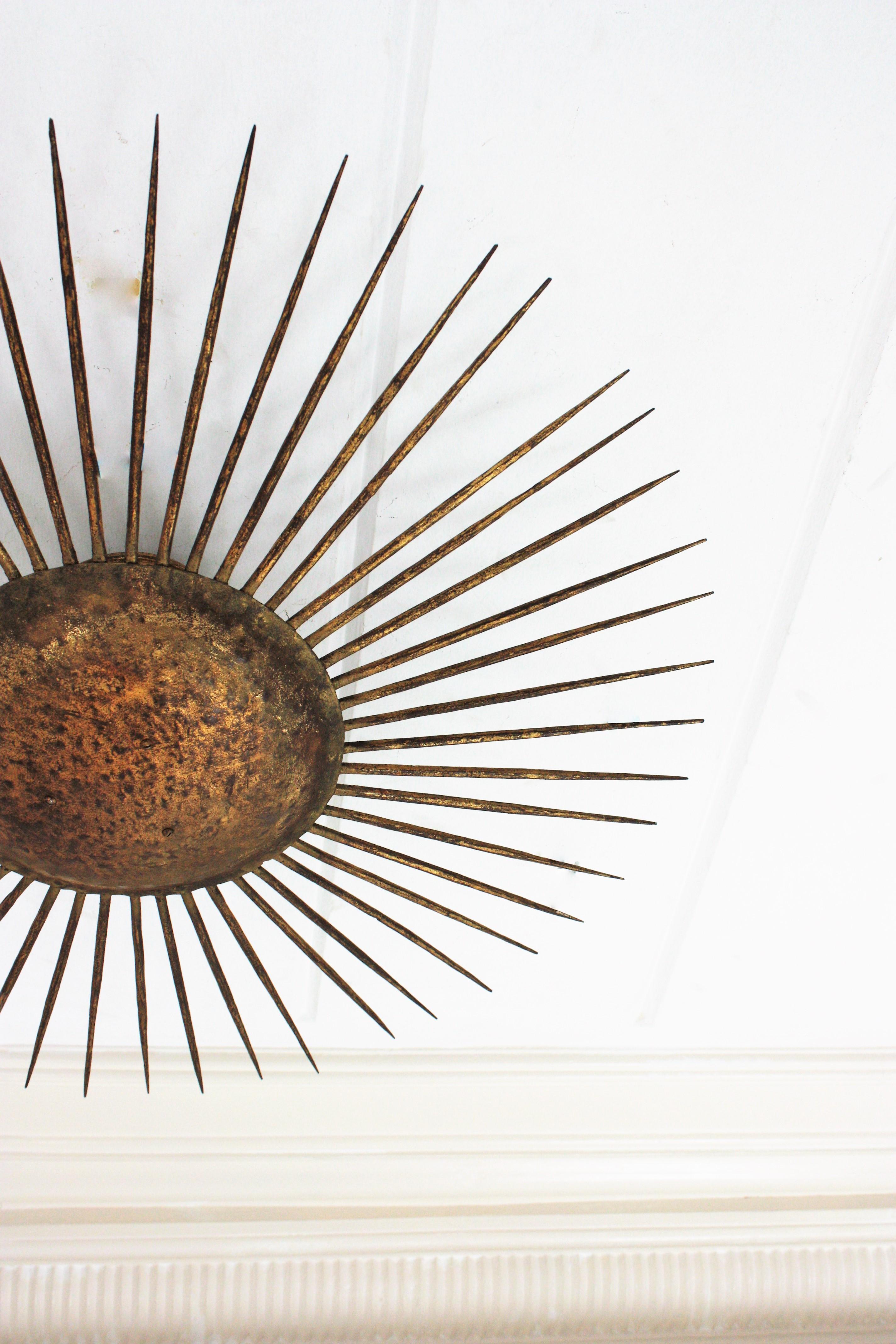 French Sunburst Ceiling Light Fixture in Gilt Wrought Iron, 1940s For Sale 7