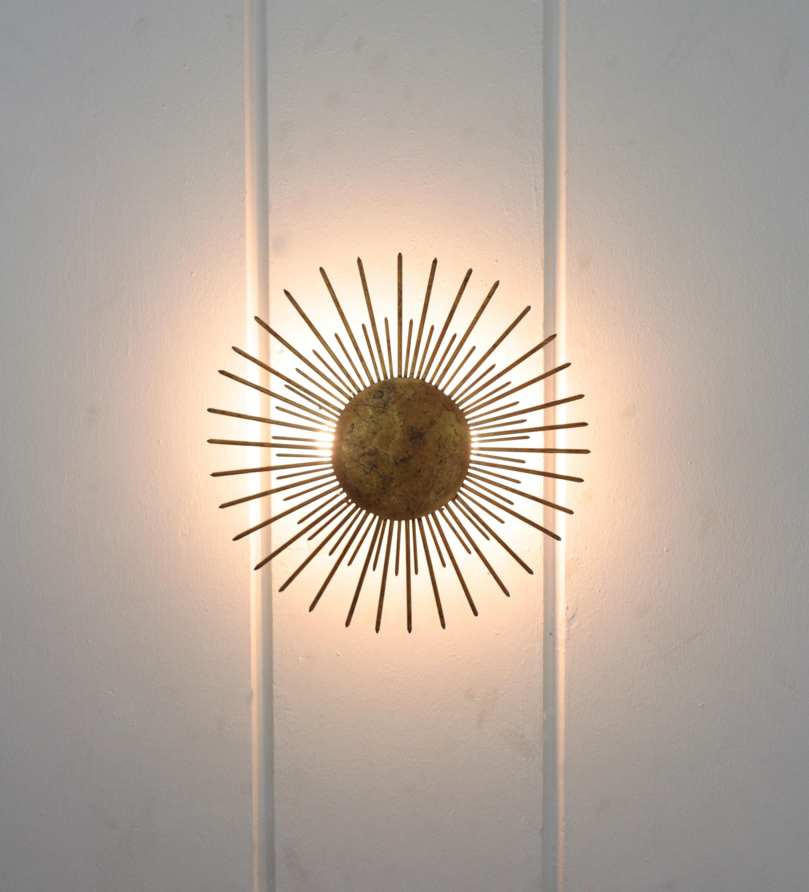 French Sunburst Ceiling Light Fixture in Gilt Wrought Iron, 1940s For Sale 8