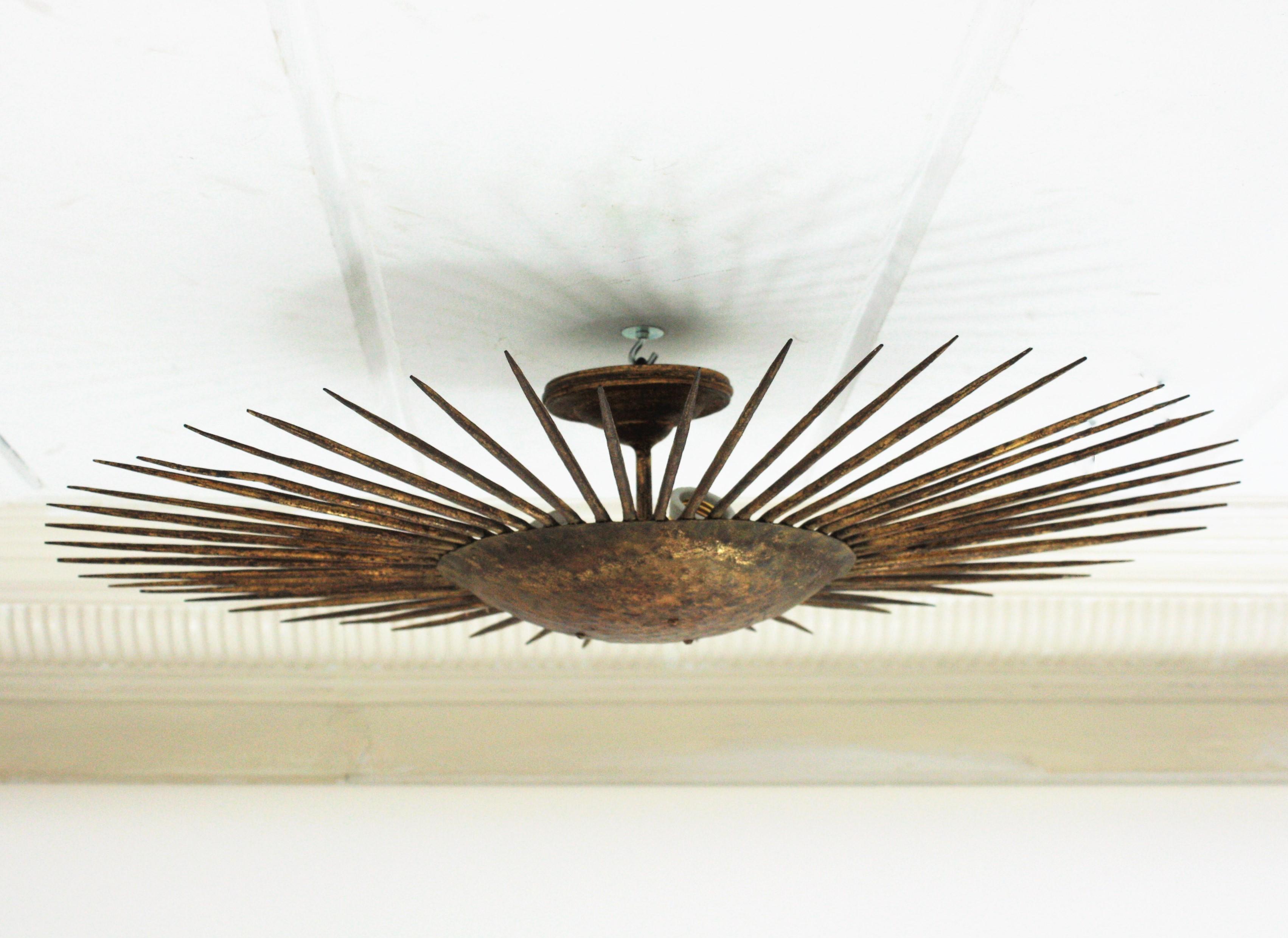 French Sunburst Ceiling Light Fixture in Gilt Wrought Iron, 1940s For Sale 8