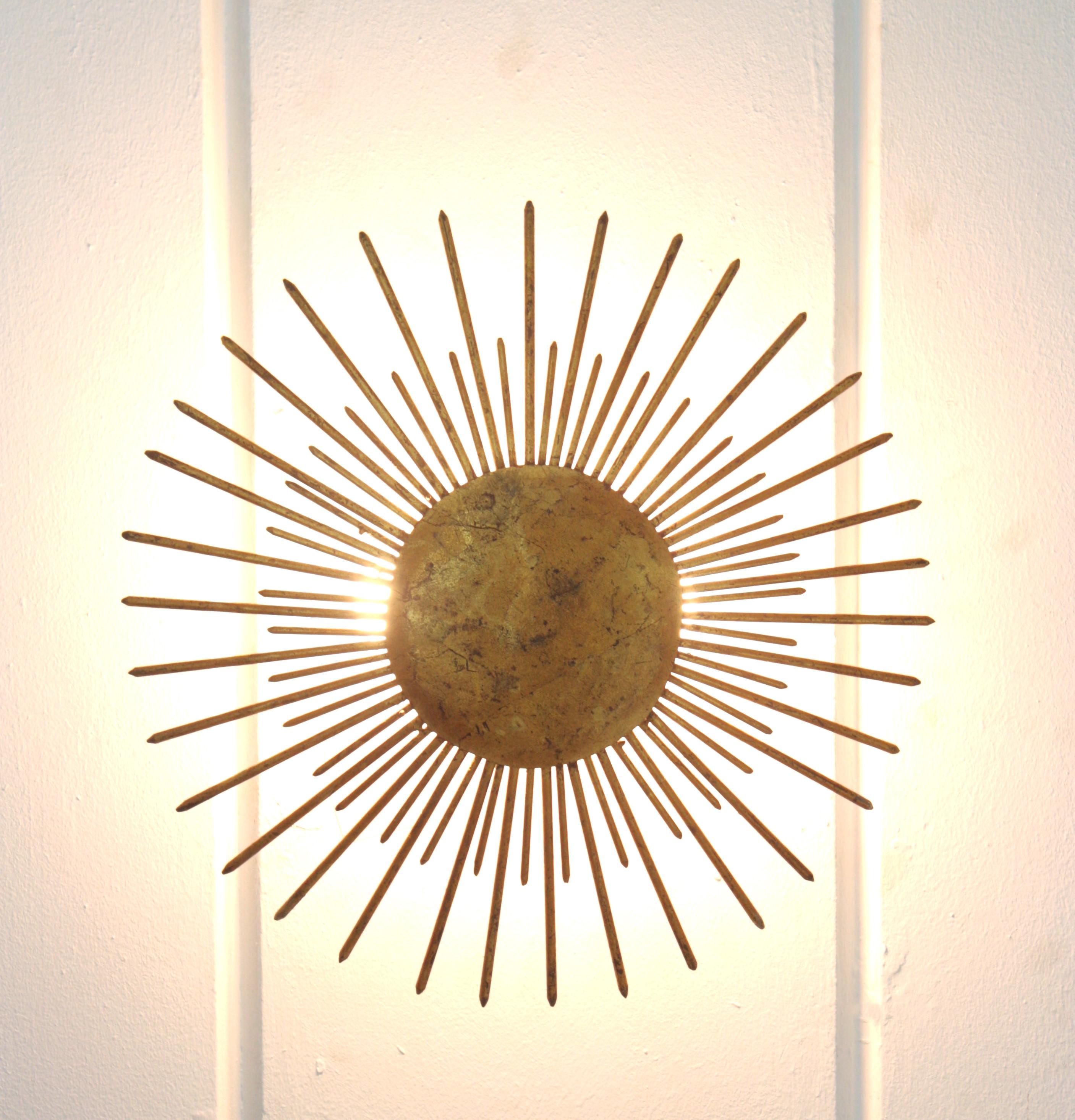 French Sunburst Ceiling Light Fixture in Gilt Wrought Iron, 1940s For Sale 9