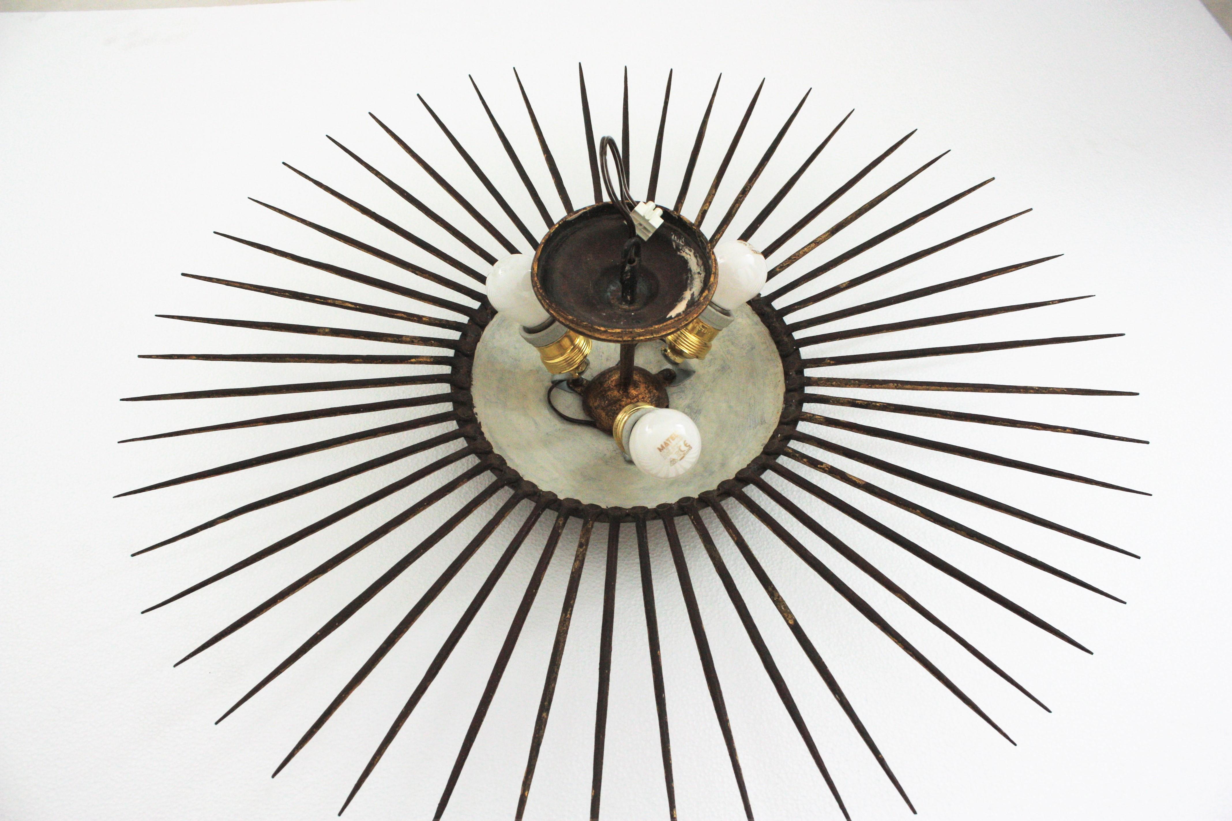 French Sunburst Ceiling Light Fixture in Gilt Wrought Iron, 1940s For Sale 10