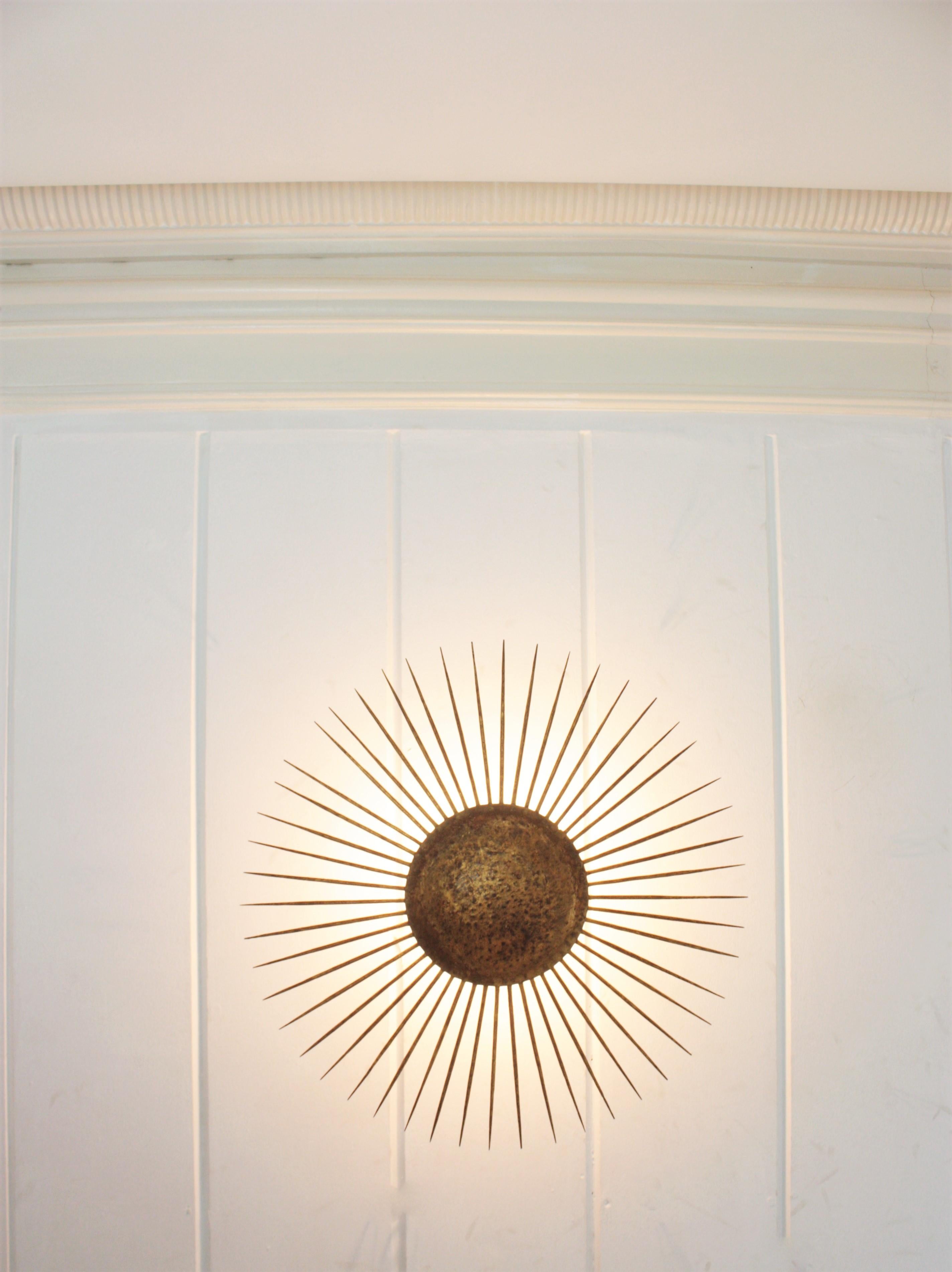 French Sunburst Ceiling Light Fixture in Gilt Wrought Iron, 1940s For Sale 11
