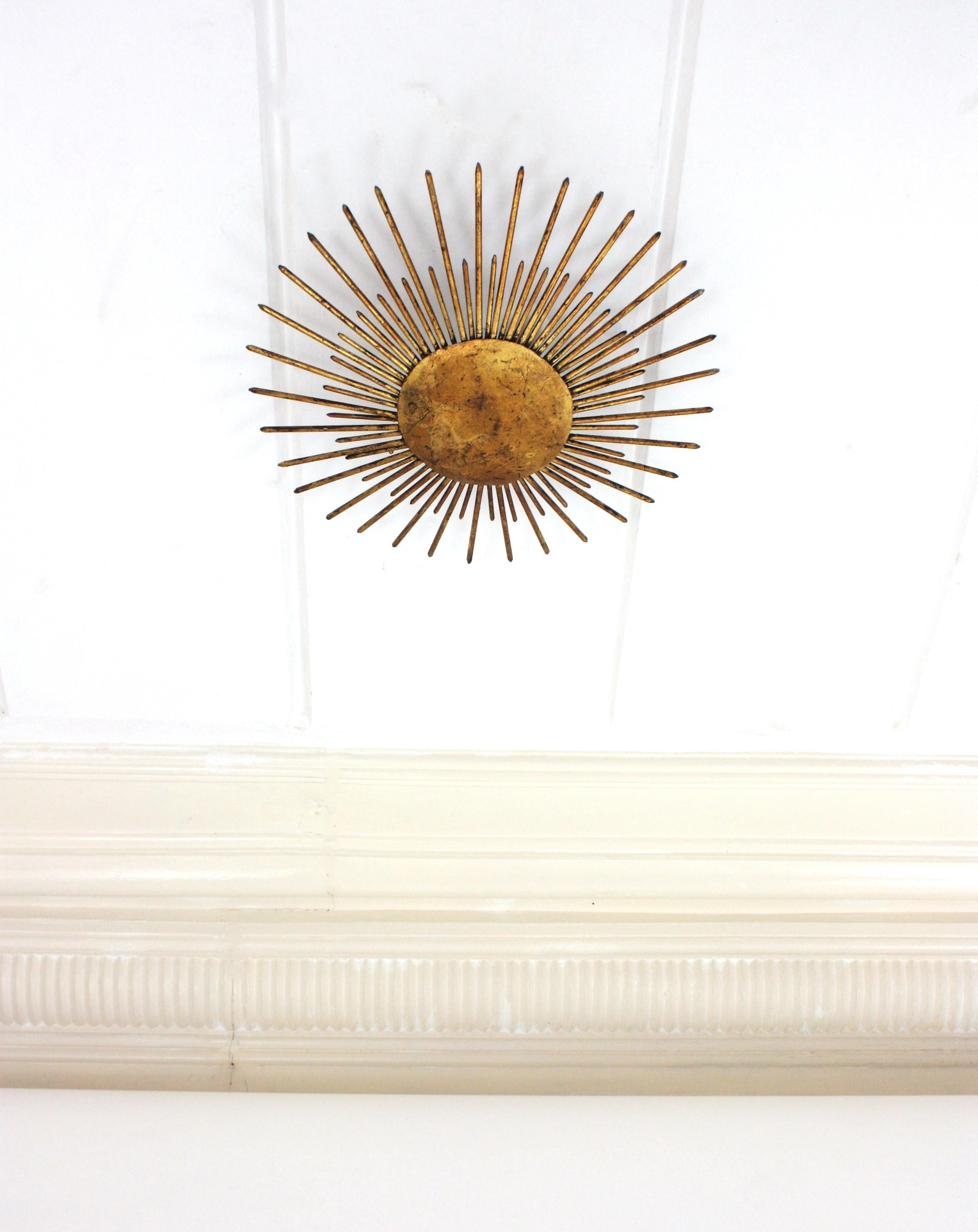 French Sunburst Ceiling Light Fixture in Gilt Wrought Iron, 1940s In Good Condition For Sale In Barcelona, ES