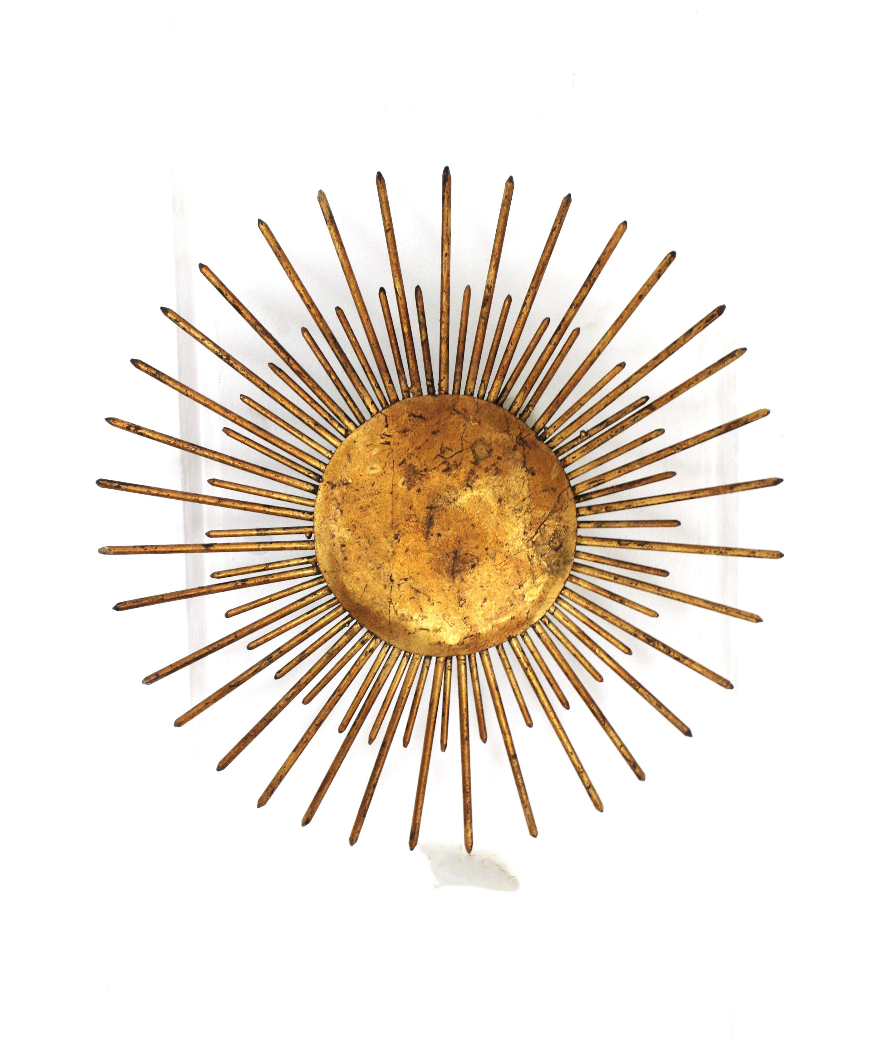 French Sunburst Ceiling Light Fixture in Gilt Wrought Iron, 1940s For Sale 1