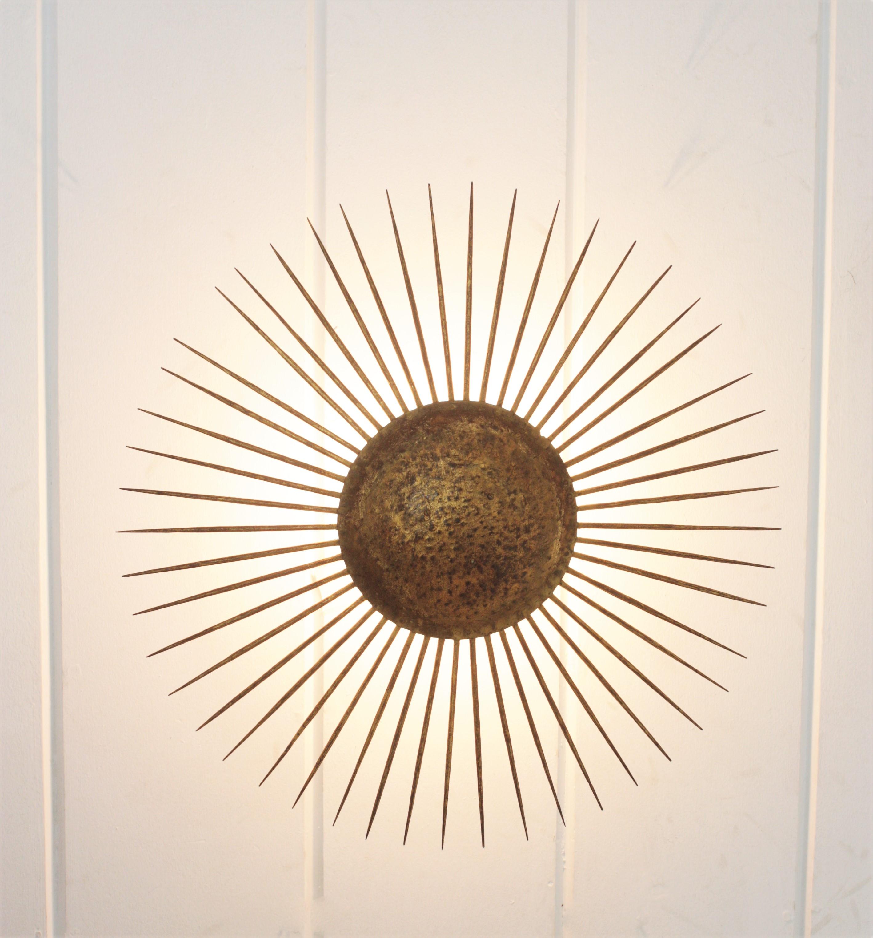 French Sunburst Ceiling Light Fixture in Gilt Wrought Iron, 1940s For Sale 1