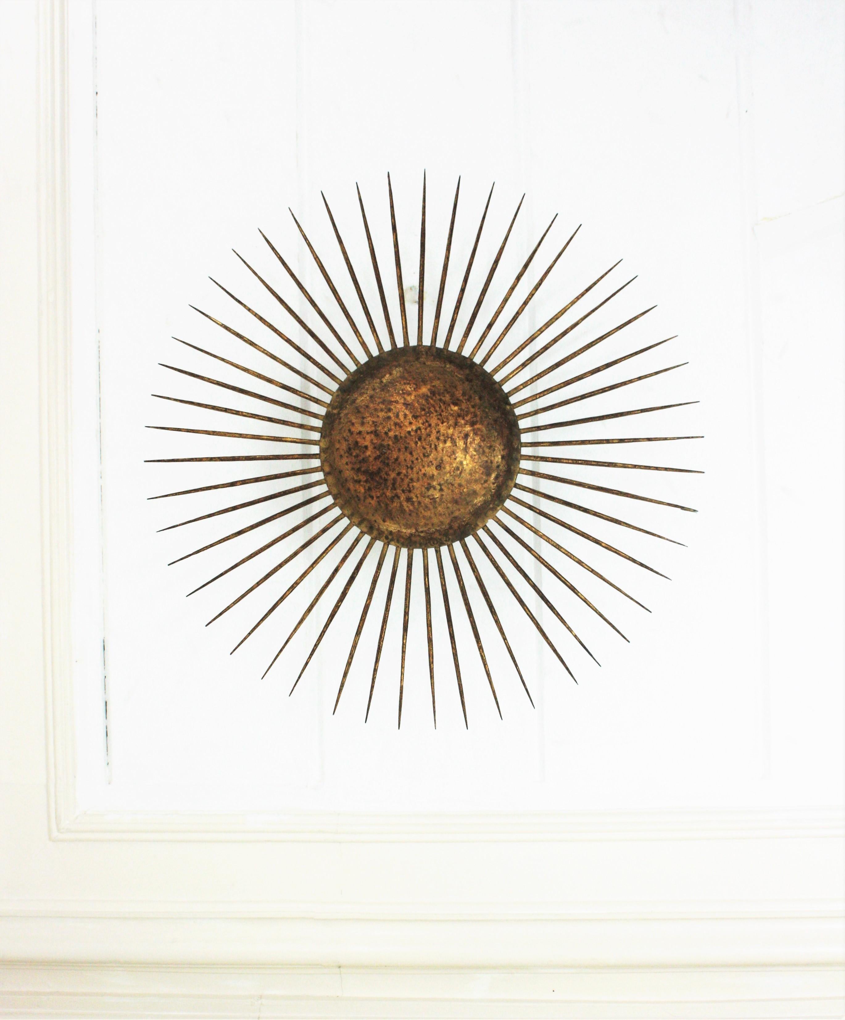 French Sunburst Ceiling Light Fixture in Gilt Wrought Iron, 1940s For Sale 2