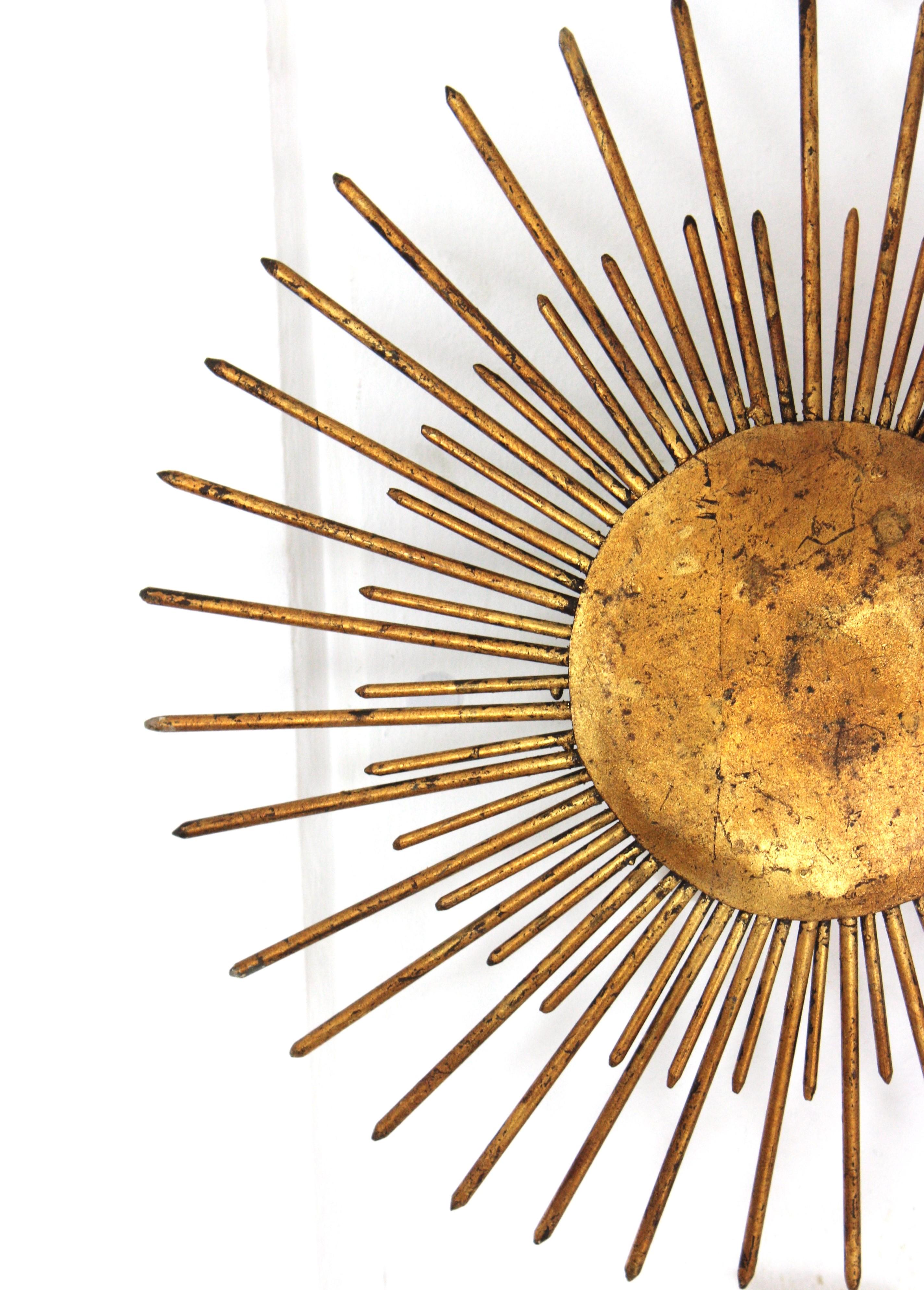 French Sunburst Ceiling Light Fixture in Gilt Wrought Iron, 1940s For Sale 3